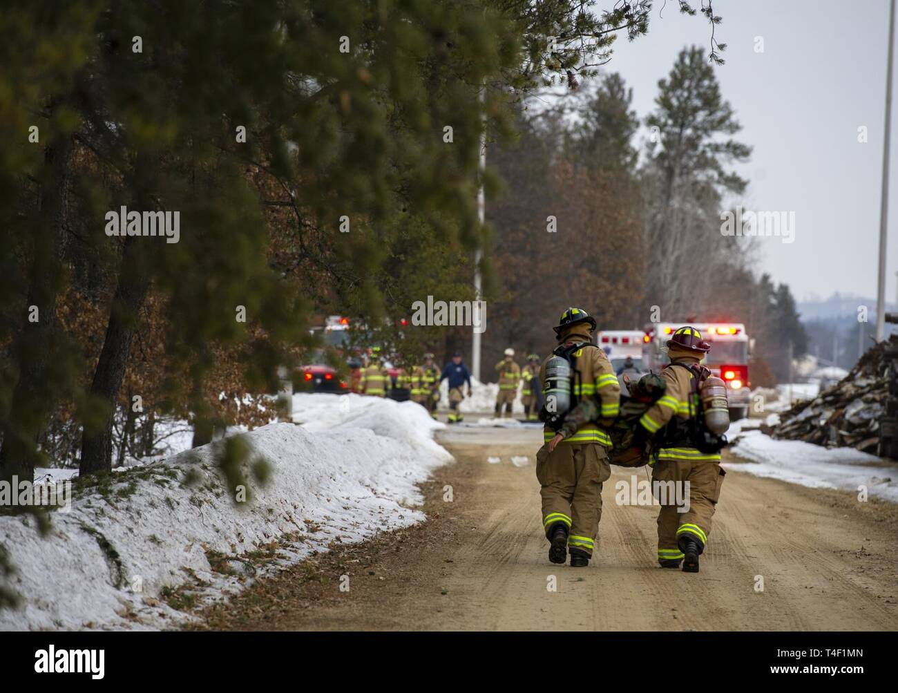 I vigili del fuoco con la direzione dei servizi di emergenza dei vigili del fuoco di partecipare in uno scenario al post railyard, 20 marzo 2019, per la triade vigile 2019 esercizio a Fort McCoy, Wis. vigili triade è un pieno esercizio della scala che aiuta la prova di installazione la sua risposta ad una serie di incidenti e di inconvenienti. Tali esercizi sono parte di un continuo sforzo da parte del Dipartimento della Difesa di affinare e migliorare la risposta di emergenza per le catastrofi naturali o provocate dall'uomo. Fort McCoy della direzione dei piani, di formazione, di mobilitazione e di sicurezza è servita come la principale agenzia per l'esercizio. Il 2019 exerc Foto Stock