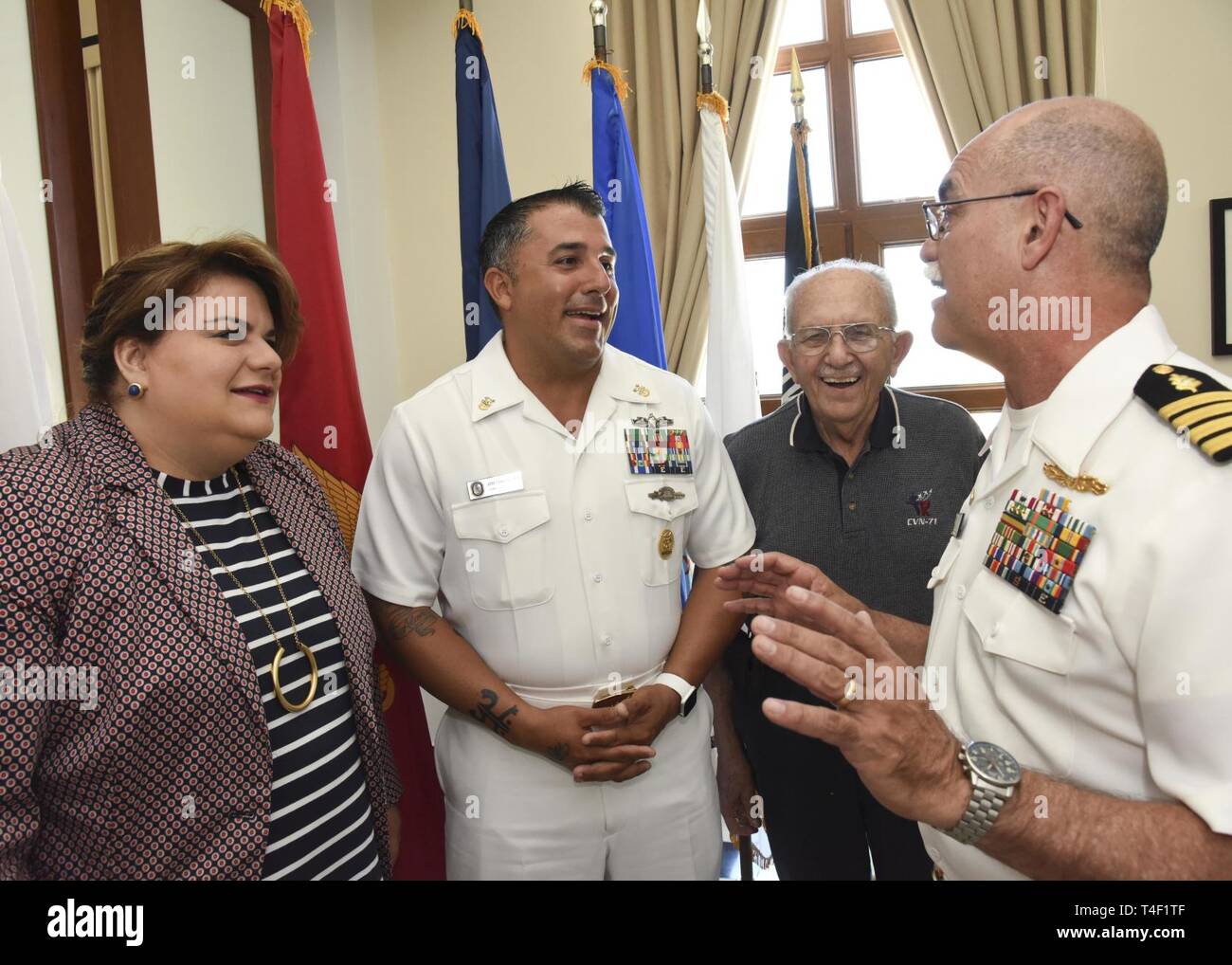 SAN JUAN, Puerto Rico. (8 aprile 2019) da sinistra a destra, U.S. Sost. Jenniffer Gonzalez-Colon, il comando Master Chief Jose RamiroGuzman USS Detroit (LCS 7), STATI UNITI Esercito il Mag. Gen. (Ret.) Felix Santoni e il cap. Miguel Cubano, comandante, Naval Health Clinic Corpus Christi, Texas, discutere la settimana della marina di Puerto Rico. Navy settimane la messa a fuoco di una varietà di attività di outreach, attrezzature e personale su una singola città per un week-end di una lunga serie di combattimenti con principali influenzatori e le organizzazioni che rappresentano tutti i settori del mercato. Durante una settimana di Marina, 75-100 outreach eventi sono coordinati con la corporate, c Foto Stock