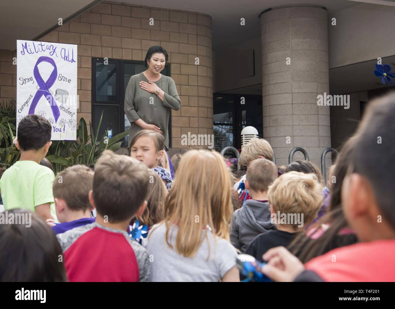 Christina Thammasen, 30 forza squadrone di supporto della famiglia di outreach di advocacy manager, educa i bambini come parte del mese del militare di bambino e di bambino abuso consapevolezza e prevenzione mese, 1 aprile 2019, a Vandenberg Air Force Base in California Vandenberg programmi per la gioventù e la famiglia di Advocacy annualmente si riuniscono per onorare la nostra giovinezza militare nonché evidenziare il ruolo importante che ognuno svolge nel servire i bambini nella comunità. Foto Stock