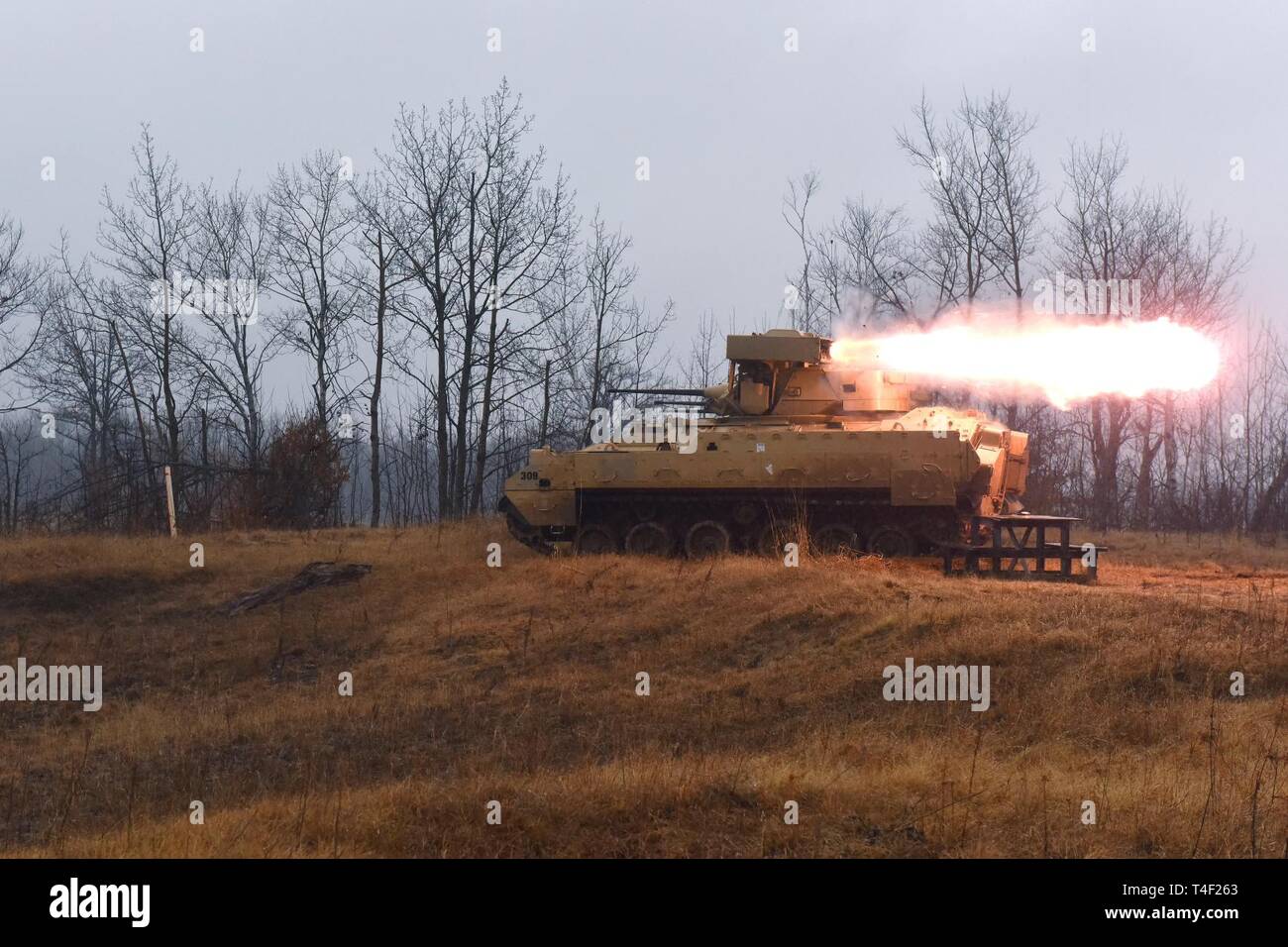 Mentre si partecipa alla formazione annuale Aprile 7, 2019, Troopers del 1° Stormo, 94th cavalleria avere l opportunità di treno sulla cottura tubo live-lanciato otticamente-filo cingolati-missili guidati dal loro M3. A2 Bradley veicolo Scout. Foto Stock