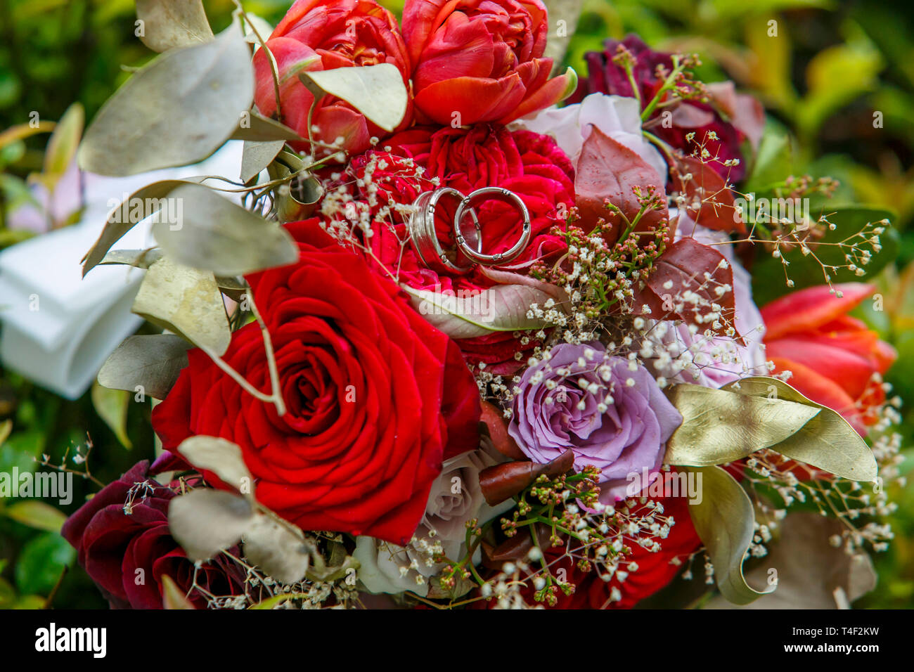 Decorazioni per matrimoni. bella composizione floreale di fiori freschi. concetto di una cena di gala, outdoor. stile rustico, gli anelli di nozze Foto Stock