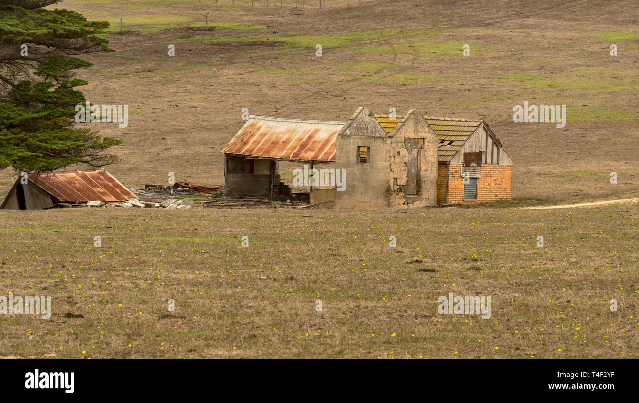 Abbandonata e deserta edifici di fattoria in Australia rurale. Foto Stock