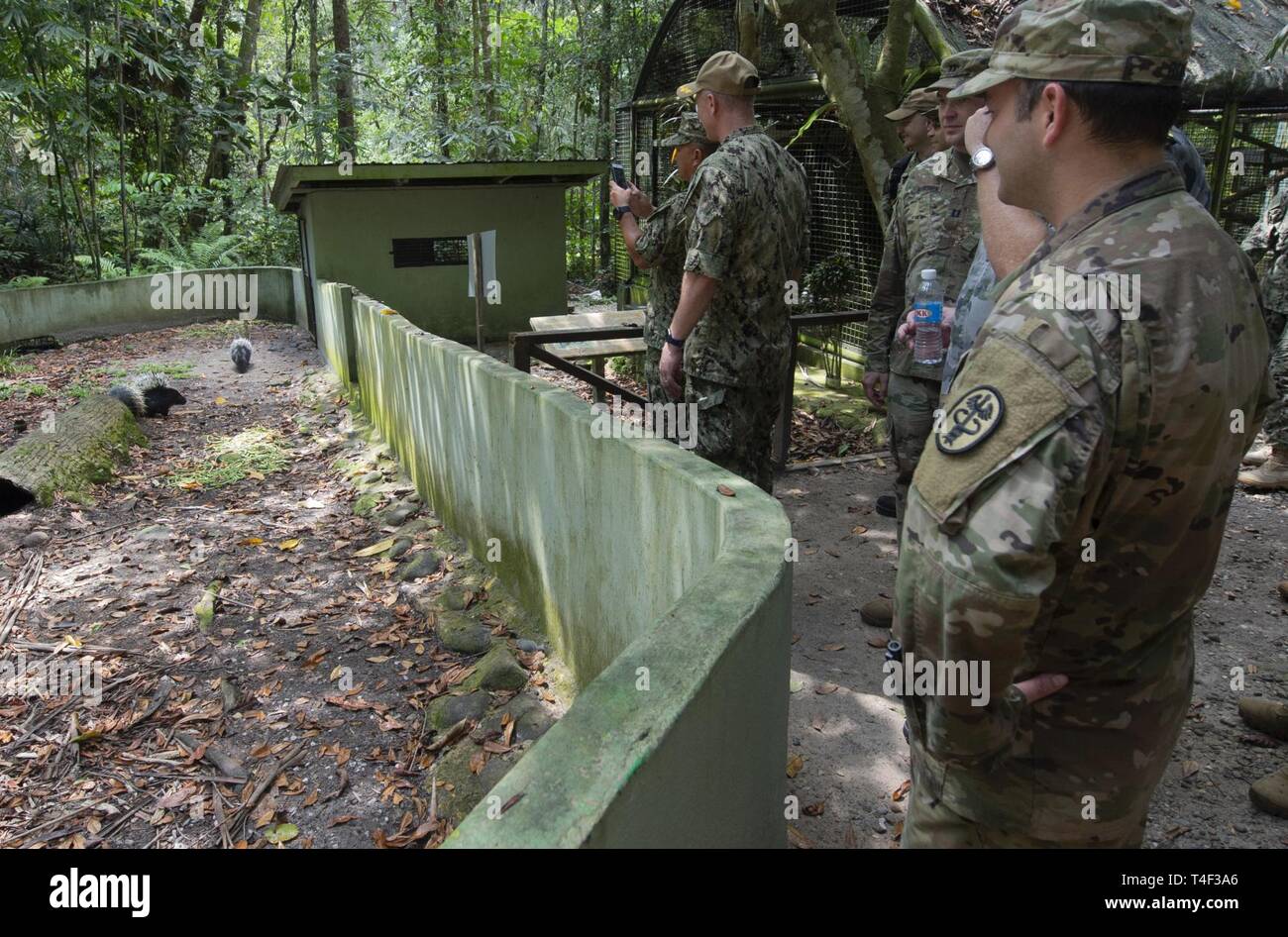 Malaysia (10 aprile 2019) - Pacific Partnership leader 2019 stop dall'istrice contenitore durante una visita al Matang Wildlife Center. La struttura riabilita animali, che aiuta a prevenire la diffusione della malattia nella popolazione faunistica. Pacific Partnership, ora nella sua XIV iterazione, è la più grande multinazionale annuale di assistenza umanitaria e di soccorso in caso di catastrofe preparazione missione condotta nell'Indo-Pacifico. Ogni anno la missione team lavora collettivamente con host e nazioni partner per migliorare l'interoperabilità a livello regionale di emergenza e capacità di risposta, aumentare la sicurezza e stab Foto Stock