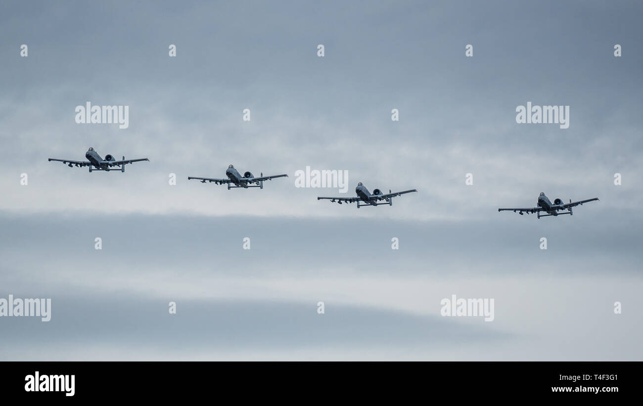 Un team di U.S. Air Force A-10 Thunderbolt II aeromobili approccio la casella Mostra oltre il fiume Ohio durante il tuono su airshow di Louisville a Louisville, KY., 13 aprile 2019. Il Kentucky Air National Guard ancora una volta è servito come base di operazioni per aeromobili militari che partecipano a questo evento annuale, che è cresciuto fino a diventare uno dei più grandi single-day air mostra in America del Nord. (U.S. Air National Guard foto di Dale Greer) Foto Stock