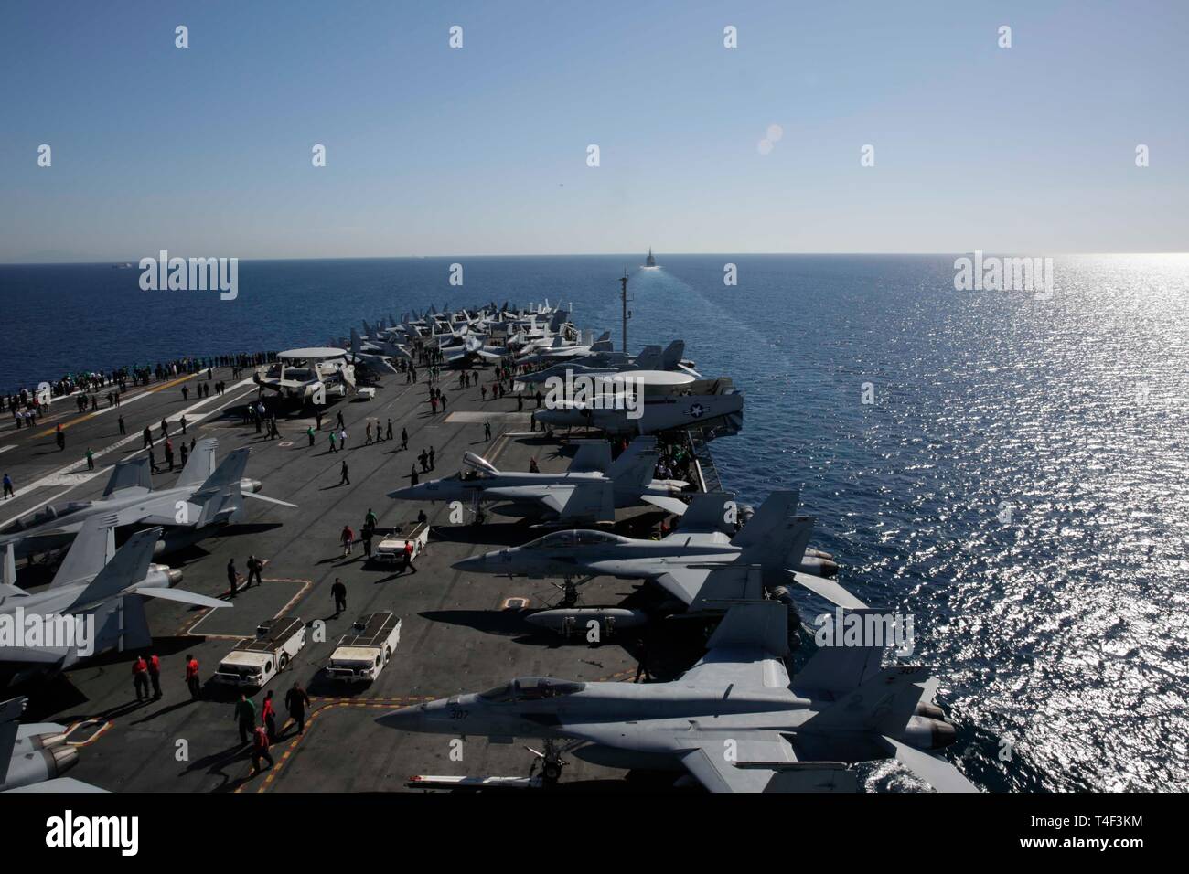 190413-N-DA-651-1096 stretto di Gibilterra (13 aprile 2019) La Nimitz-class portaerei USS Abraham Lincoln (CVN 72) transita nello Stretto di Gibilterra entrando nel Mare Mediterraneo che continua le operazioni nella sesta flotta area di responsabilità. Abraham Lincoln è in corso come parte di Abramo Lincoln Carrier Strike gruppo deployment a sostegno della sicurezza marittima gli sforzi di cooperazione negli Stati Uniti 5th, sesto e settimo flotta aree di responsabilità. Con Abraham Lincoln come ammiraglia, distribuito strike gruppo attivi comprendono staffs, di navi e di aeromobili di Carrier Strike gruppo 12 (CSG 12), Destr Foto Stock 190413-N-DA-651-1096 stretto di Gibilterra (13 aprile 2019) La Nimitz-class portaerei USS Abraham Lincoln (CVN 72) transita nello Stretto di Gibilterra entrando nel Mare Mediterraneo che continua le operazioni nella sesta flotta area di responsabilità. Abraham Lincoln è in corso come parte di Abramo Lincoln Carrier Strike gruppo deployment a sostegno della sicurezza marittima gli sforzi di cooperazione negli Stati Uniti 5th, sesto e settimo flotta aree di responsabilità. Con Abraham Lincoln come ammiraglia, distribuito strike gruppo attivi comprendono staffs, di navi e di aeromobili di Carrier Strike gruppo 12 (CSG 12), Destr Foto Stock