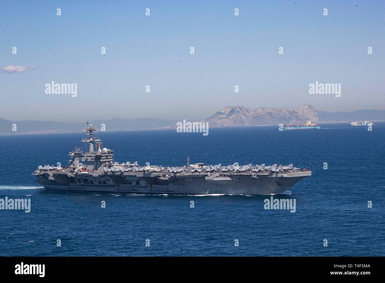 190413-N-PW716-1254 stretto di Gibilterra (13 aprile 2019) La Nimitz-class portaerei USS Abraham Lincoln (CVN 72) transita nello Stretto di Gibilterra entrando nel Mare Mediterraneo che continua le operazioni negli Stati Uniti Sesta flotta area di responsabilità. Abraham Lincoln è in corso come parte di Abramo Lincoln Carrier Strike gruppo (ABECSG) deployment a sostegno della sicurezza marittima gli sforzi di cooperazione negli Stati Uniti 5th, sesto e settimo flotta aree di responsabilità. Con Abraham Lincoln come ammiraglia, distribuito strike gruppo attivi comprendono staffs, di navi e di aeromobili di Carrier Strike gruppo 12 Foto Stock 190413-N-PW716-1254 stretto di Gibilterra (13 aprile 2019) La Nimitz-class portaerei USS Abraham Lincoln (CVN 72) transita nello Stretto di Gibilterra entrando nel Mare Mediterraneo che continua le operazioni negli Stati Uniti Sesta flotta area di responsabilità. Abraham Lincoln è in corso come parte di Abramo Lincoln Carrier Strike gruppo (ABECSG) deployment a sostegno della sicurezza marittima gli sforzi di cooperazione negli Stati Uniti 5th, sesto e settimo flotta aree di responsabilità. Con Abraham Lincoln come ammiraglia, distribuito strike gruppo attivi comprendono staffs, di navi e di aeromobili di Carrier Strike gruppo 12 Foto Stock