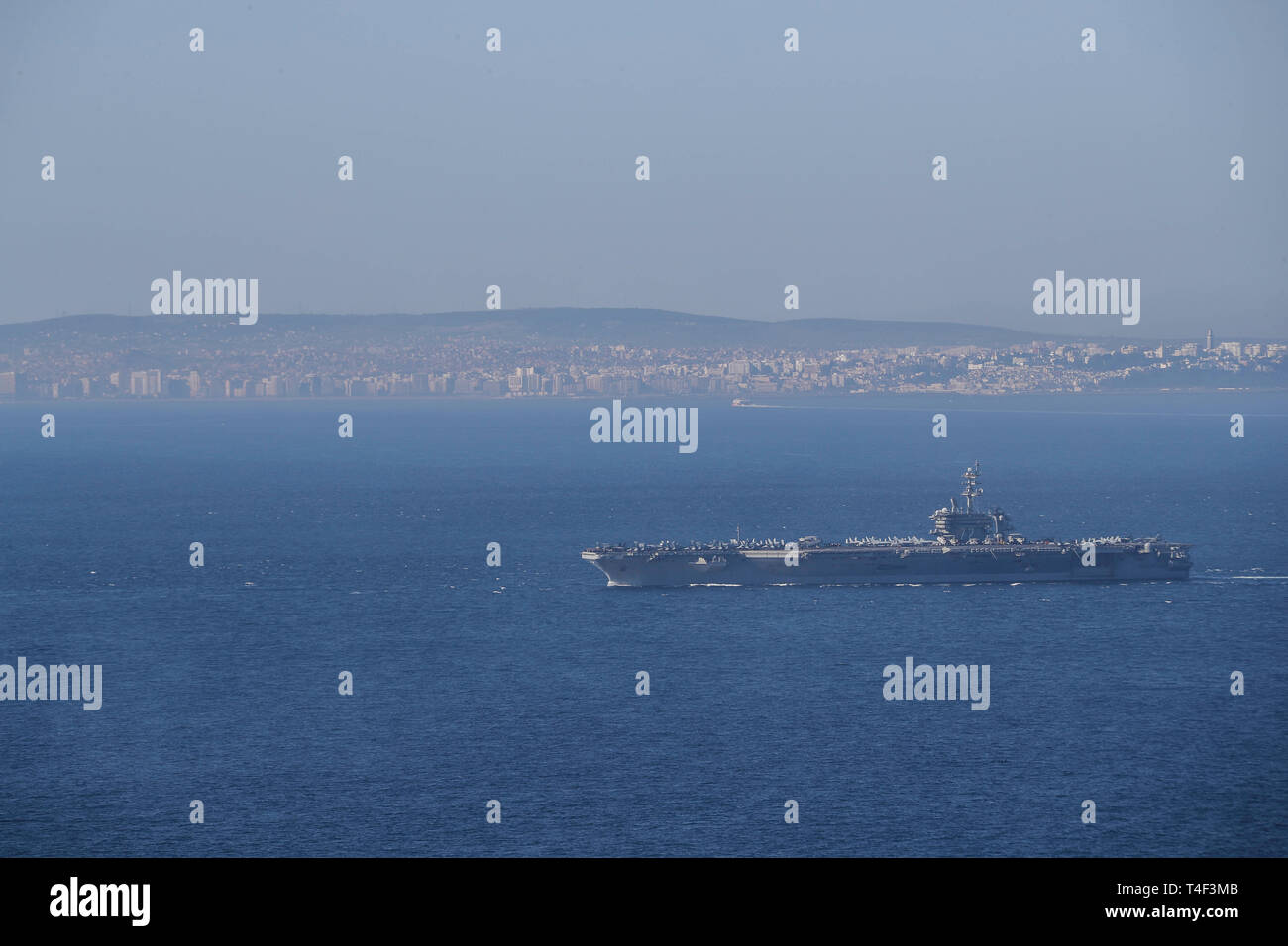 190413-N-AD724-1077 stretto di Gibilterra (13 aprile 2019) La Nimitz-class portaerei USS Abraham Lincoln (CVN 72) transita lo Stretto di Gibilterra, di entrare nel Mediterraneo che continua le operazioni nella sesta flotta area di responsabilità. Abraham Lincoln è in corso come parte di Abramo Lincoln Carrier Strike gruppo deployment a sostegno della sicurezza marittima gli sforzi di cooperazione negli Stati Uniti 5th, sesto e settimo flotta aree di responsabilità. Con Abraham Lincoln come ammiraglia, distribuito strike gruppo attivi comprendono staffs, di navi e di aeromobili di Carrier Strike gruppo (CSG) 12, distruttore Sq Foto Stock 190413-N-AD724-1077 stretto di Gibilterra (13 aprile 2019) La Nimitz-class portaerei USS Abraham Lincoln (CVN 72) transita lo Stretto di Gibilterra, di entrare nel Mediterraneo che continua le operazioni nella sesta flotta area di responsabilità. Abraham Lincoln è in corso come parte di Abramo Lincoln Carrier Strike gruppo deployment a sostegno della sicurezza marittima gli sforzi di cooperazione negli Stati Uniti 5th, sesto e settimo flotta aree di responsabilità. Con Abraham Lincoln come ammiraglia, distribuito strike gruppo attivi comprendono staffs, di navi e di aeromobili di Carrier Strike gruppo (CSG) 12, distruttore Sq Foto Stock