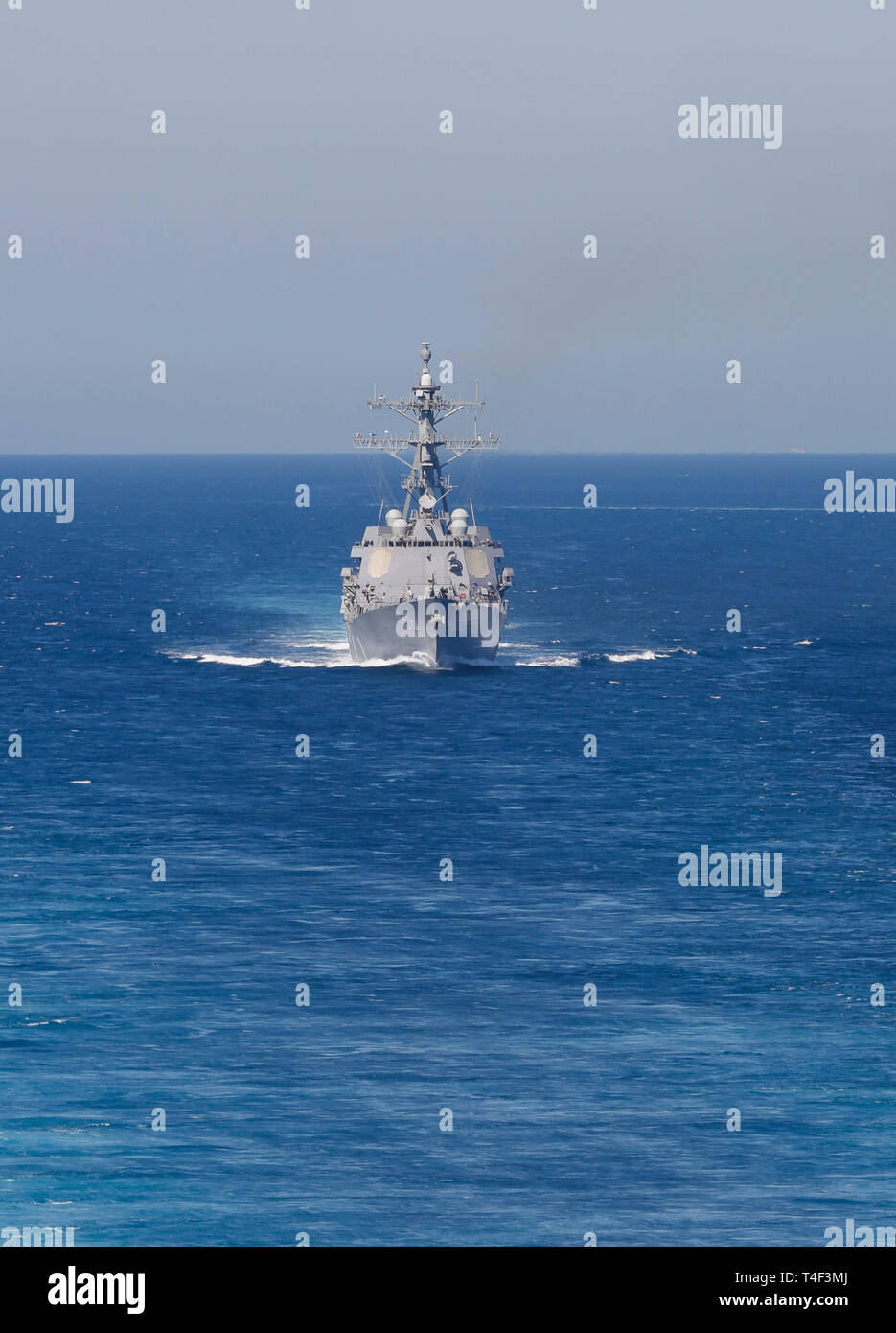 190413-N-GD018-1063 stretto di Gibilterra (13 aprile 2019) La Arleigh Burke-class guidato-missile destroyer USS Bainbridge (DDG 96) transita nello Stretto di Gibilterra entrando nel Mare Mediterraneo che continua le operazioni nella sesta flotta area di responsabilità. Bainbridge è in corso come parte di Abramo Lincoln Carrier Strike gruppo (ABECSG) deployment a sostegno della sicurezza marittima gli sforzi di cooperazione negli Stati Uniti 5th, sesto e settimo flotta aree di responsabilità. Con Abraham Lincoln come ammiraglia, distribuito strike gruppo attivi comprendono staffs, di navi e di aeromobili di Carrier Strike gruppo 12 ( Foto Stock 190413-N-GD018-1063 stretto di Gibilterra (13 aprile 2019) La Arleigh Burke-class guidato-missile destroyer USS Bainbridge (DDG 96) transita nello Stretto di Gibilterra entrando nel Mare Mediterraneo che continua le operazioni nella sesta flotta area di responsabilità. Bainbridge è in corso come parte di Abramo Lincoln Carrier Strike gruppo (ABECSG) deployment a sostegno della sicurezza marittima gli sforzi di cooperazione negli Stati Uniti 5th, sesto e settimo flotta aree di responsabilità. Con Abraham Lincoln come ammiraglia, distribuito strike gruppo attivi comprendono staffs, di navi e di aeromobili di Carrier Strike gruppo 12 ( Foto Stock