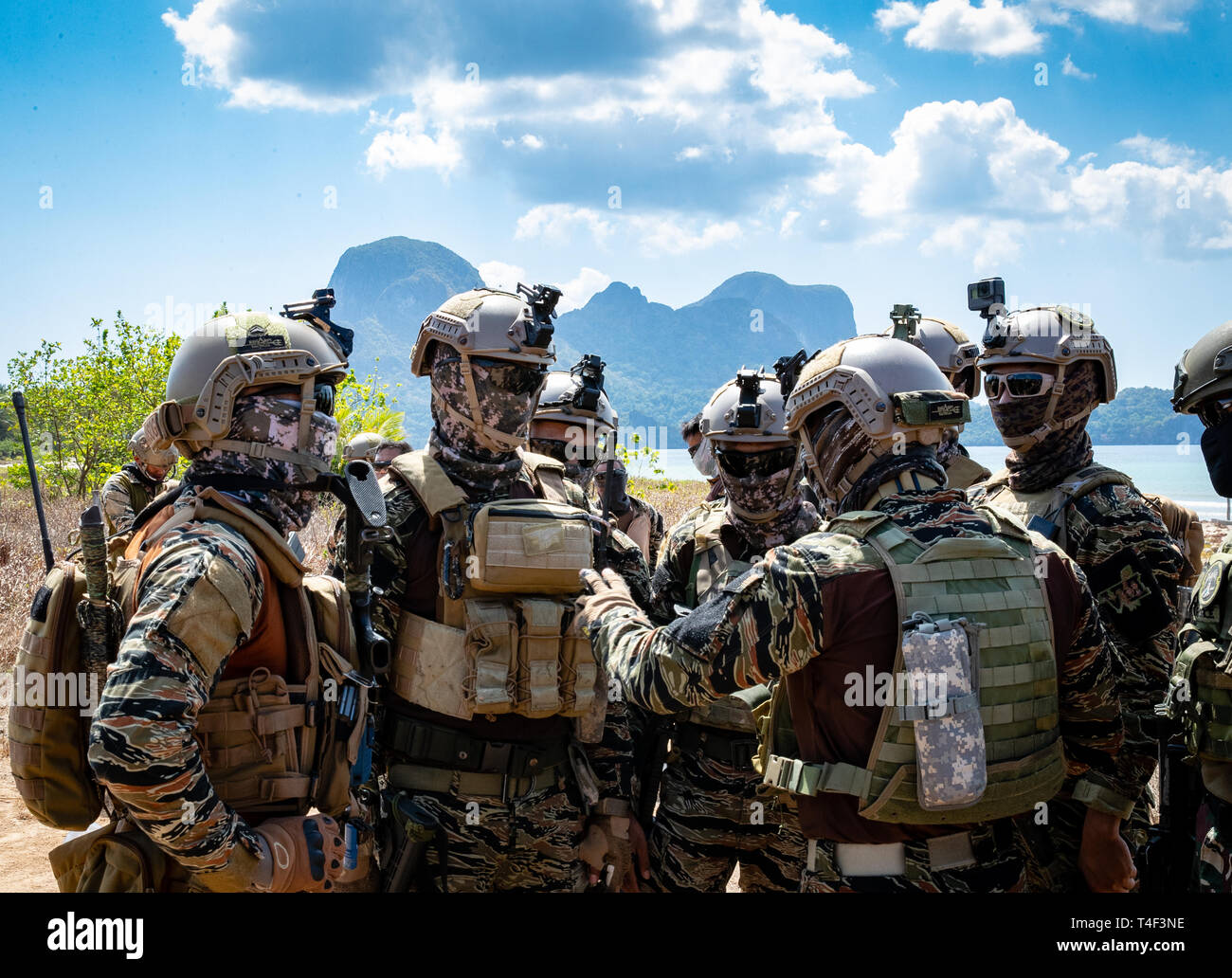 PALAWAN, Filippine (8 aprile 2019) - Membri dell'U.S. Naval Special Warfare operatori e Australian Defence Force condurre attività di formazione con le loro forze armate delle Filippine omologhi durante esercizio Balikatan 2019 (BK19). Balikatan è un annuale degli Stati Uniti, militari filippini esercizio dimostrando l'impegno delle Filippine e gli Stati Uniti alla nostra lunga alleanza di condurre le operazioni di sicurezza marittima che costruire la capacità del partner e garantire l'interoperabilità. (U.S. Foto di Marina di Massa lo specialista di comunicazione 1a classe Eric Chan) Foto Stock