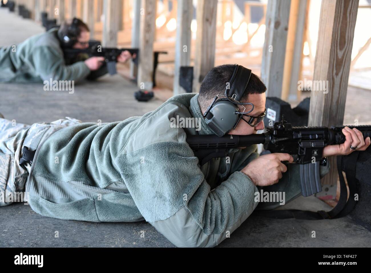 Airman 1. Classe Randy Burlingame, 104th Fighter Wing fotoreporter e Airman Basic Ivan Villavicencio, 104th delle forze di sicurezza Squadron defender, treno presso il poligono di tiro 28 marzo 2019, presso Barnes Air National Guard Base, Massachusetts. Il aviatori si stavano preparando per il miglior guerriero la concorrenza che ha avuto luogo il 4 aprile al 6 aprile 2019, a Base Comune di Cape Cod, Massachusetts. Foto Stock