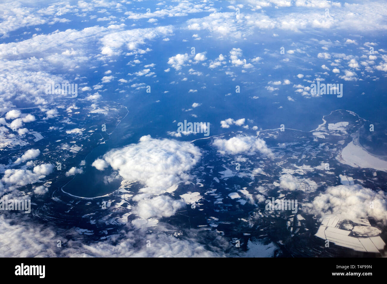 Durante il volo da Praga a Helsinki del 20 febbraio 2018 si osserva un paesaggio tipico della Finlandia con laghi innevati. (Foto CTK/Krystof Kriz) Foto Stock