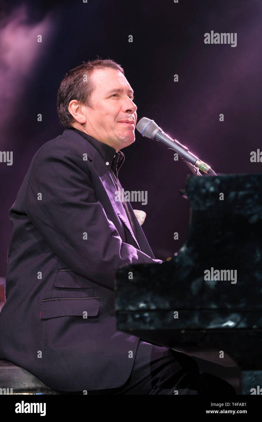 Jools Holland in esecuzione al Festival Cornbury, UK. Luglio 4, 2014 Foto Stock