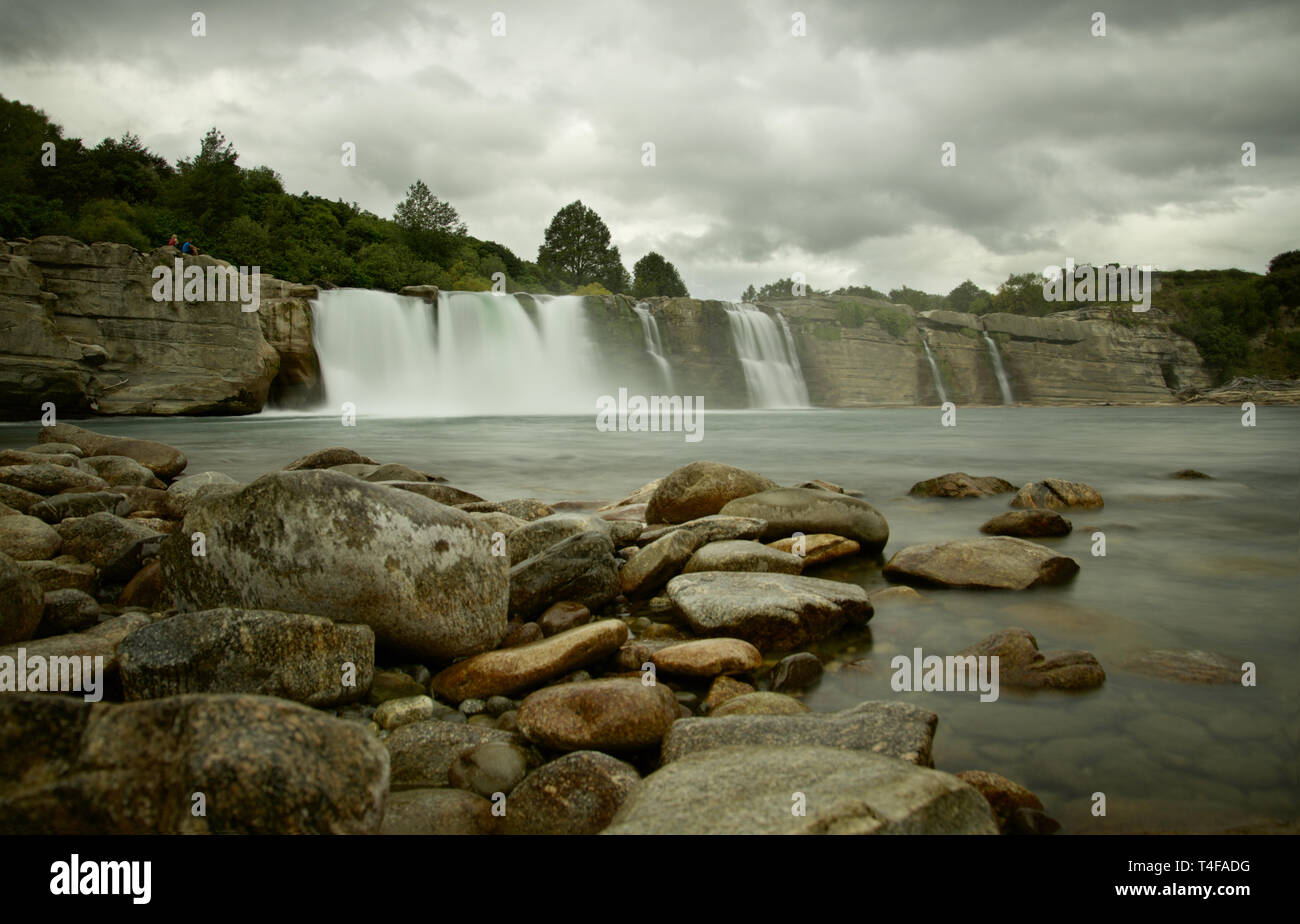 Una lunga esposizione di Maruia Falls, Isola del Sud, Nuova Zelanda Foto Stock