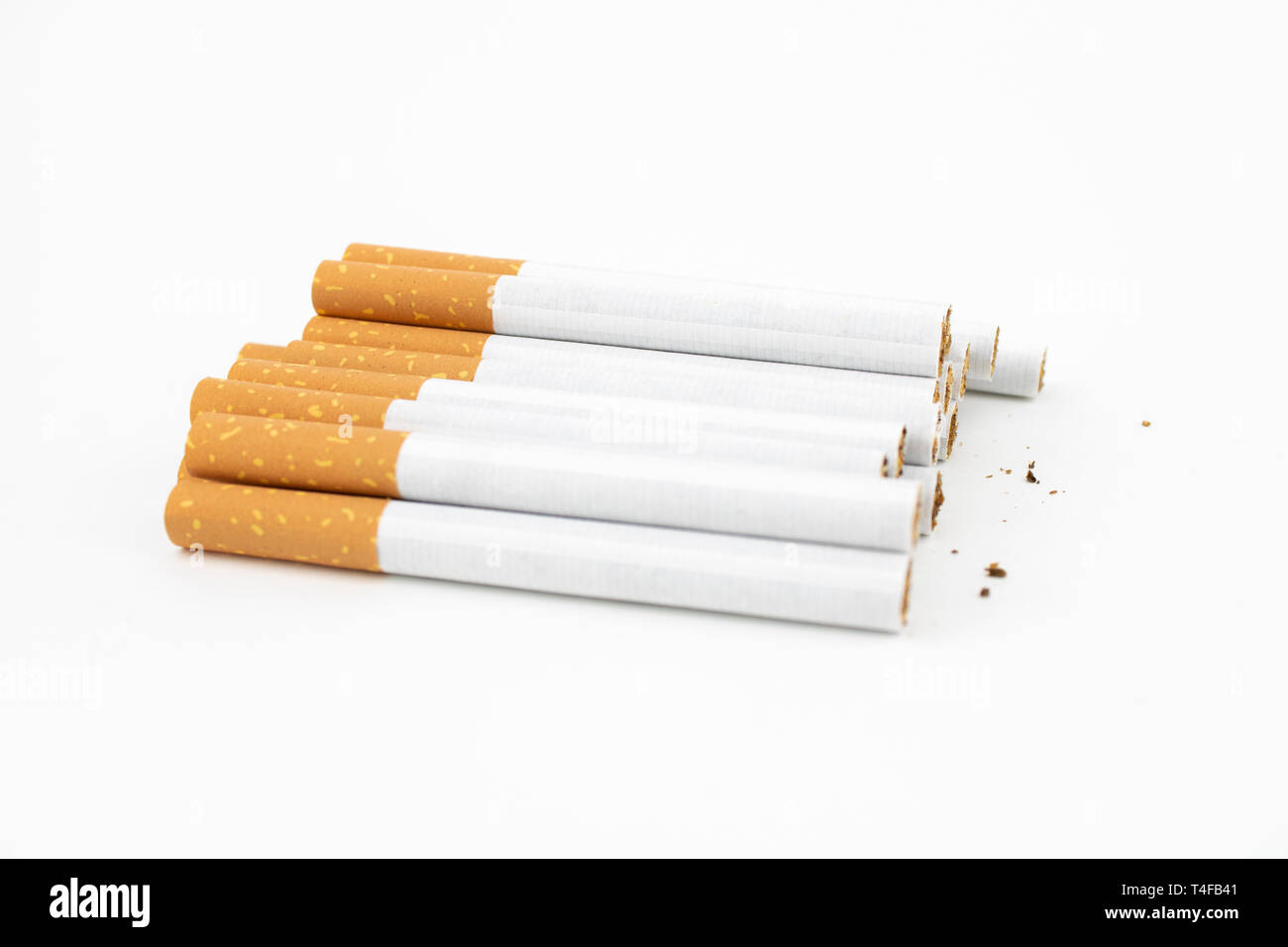 Diversi i sigari su sfondo bianco. Sigarette con filtro. Il tabacco può causare numerosi danni per l'organismo. Foto Stock