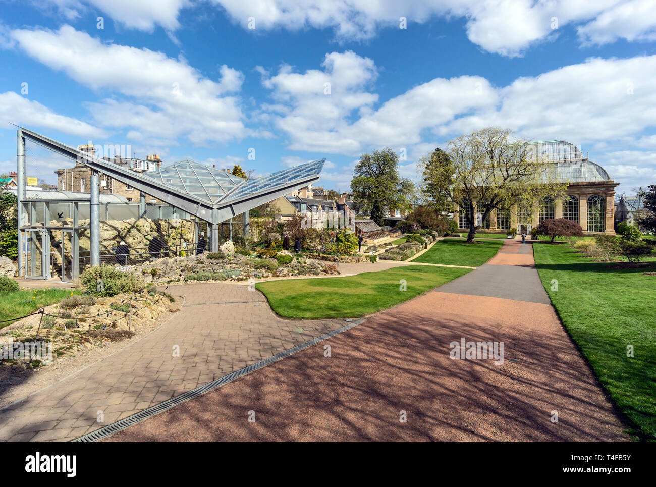 Regina madre memorial garden con il Palm Victorian House diritto & Casa Alpina & courtyard all centreil Royal Botanic Garden Edinburgh Scotland Regno Unito Foto Stock