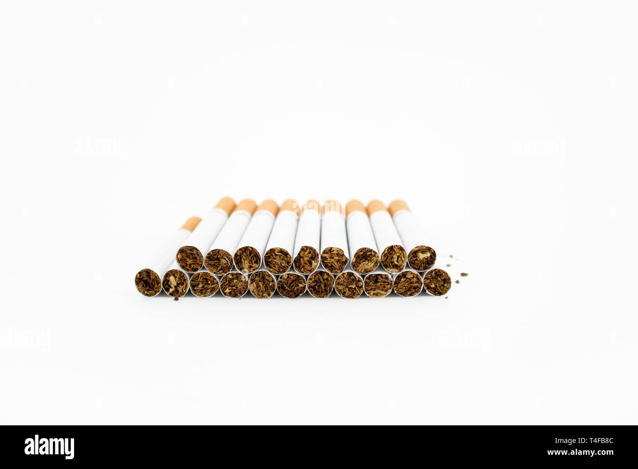 Sigari su sfondo bianco. Sigarette con filtro. Il tabacco può causare numerosi danni per l'organismo. Foto Stock