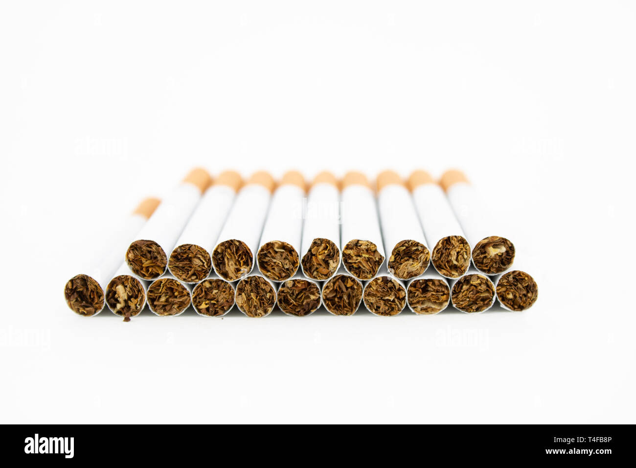 Pacchetto di sigarette su sfondo bianco. Sigarette con filtro. Il tabacco può causare numerosi danni per l'organismo. Foto Stock
