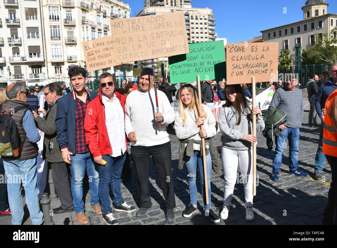 Gli agricoltori di agrumi dimostrando in Valencia denunciando Unione europea delle politiche commerciali che dicono che li rendono in grado di competere con i prodotti importati. Sp Foto Stock