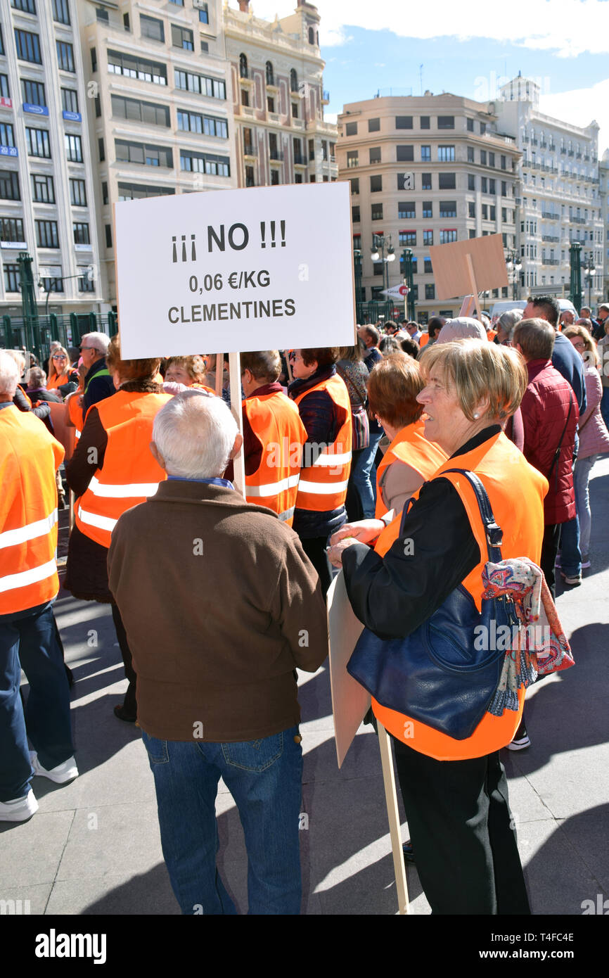 Gli agricoltori di agrumi dimostrando in Valencia denunciando Unione europea delle politiche commerciali che dicono che li rendono in grado di competere con i prodotti importati. Sp Foto Stock