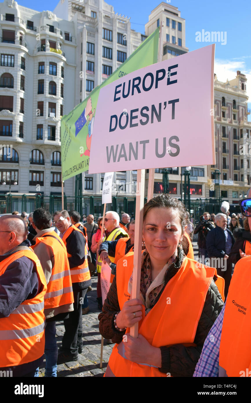 Gli agricoltori di agrumi dimostrando in Valencia denunciando Unione europea delle politiche commerciali che dicono che li rendono in grado di competere con i prodotti importati. Sp Foto Stock