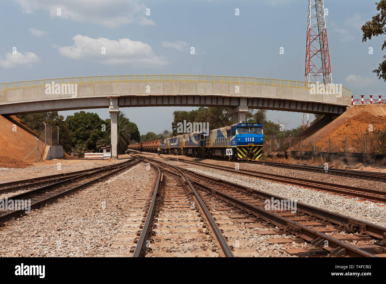 Testa di Rail & operazioni portuali per la gestione e il trasporto di minerale di ferro. New Road & cavalcavia pedonali ponte per uso di villaggio & per evitare ore di attesa del treno ups Foto Stock