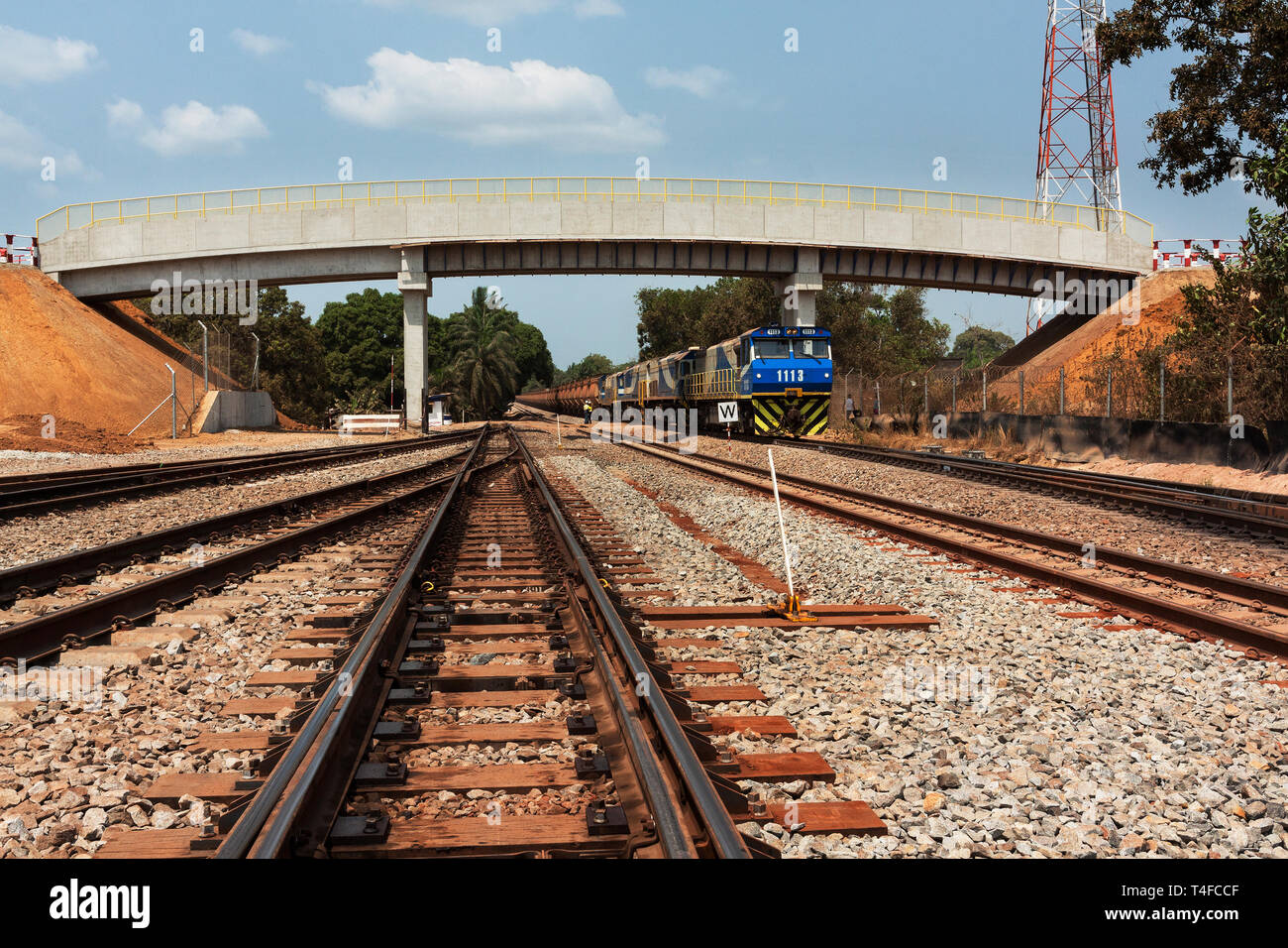 Testa di Rail & operazioni portuali per la gestione e il trasporto di minerale di ferro. New Road & cavalcavia pedonali ponte per uso di villaggio & per evitare ore di attesa del treno ups Foto Stock