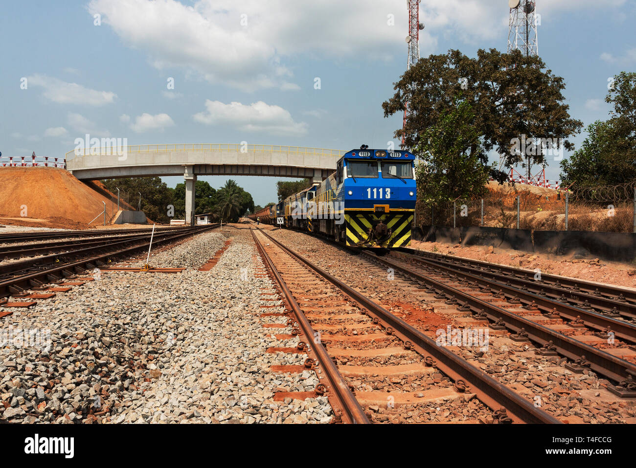 Testa di Rail & operazioni portuali per la gestione e il trasporto di minerale di ferro. New Road & cavalcavia pedonali ponte per uso di villaggio & per evitare ore di attesa del treno ups Foto Stock
