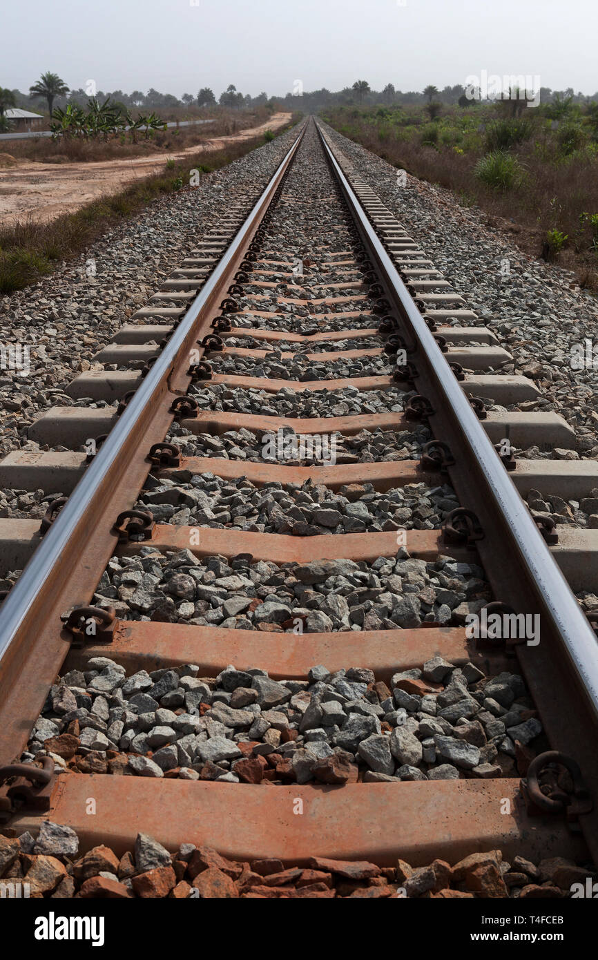 Rail & Port per le operazioni di gestione e il trasporto di minerale di ferro. Raddrizzati e manomesso binario curva di linea - in modo che il taglio di minerale giù il viaggio in treno del tempo. Foto Stock