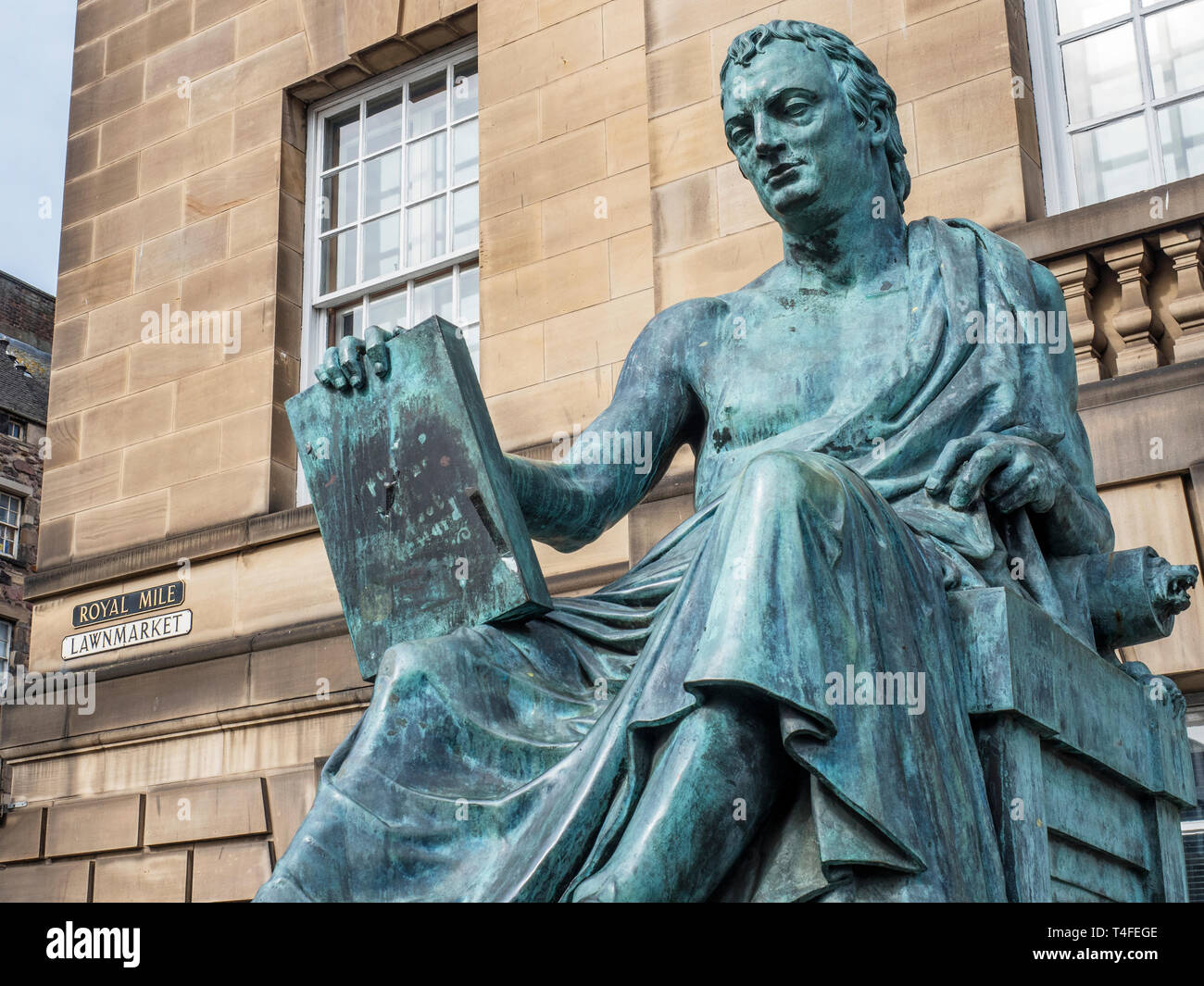 Statua del filosofo David Hume su Lawnmarket il Royal Mile di Edimburgo in Scozia Foto Stock