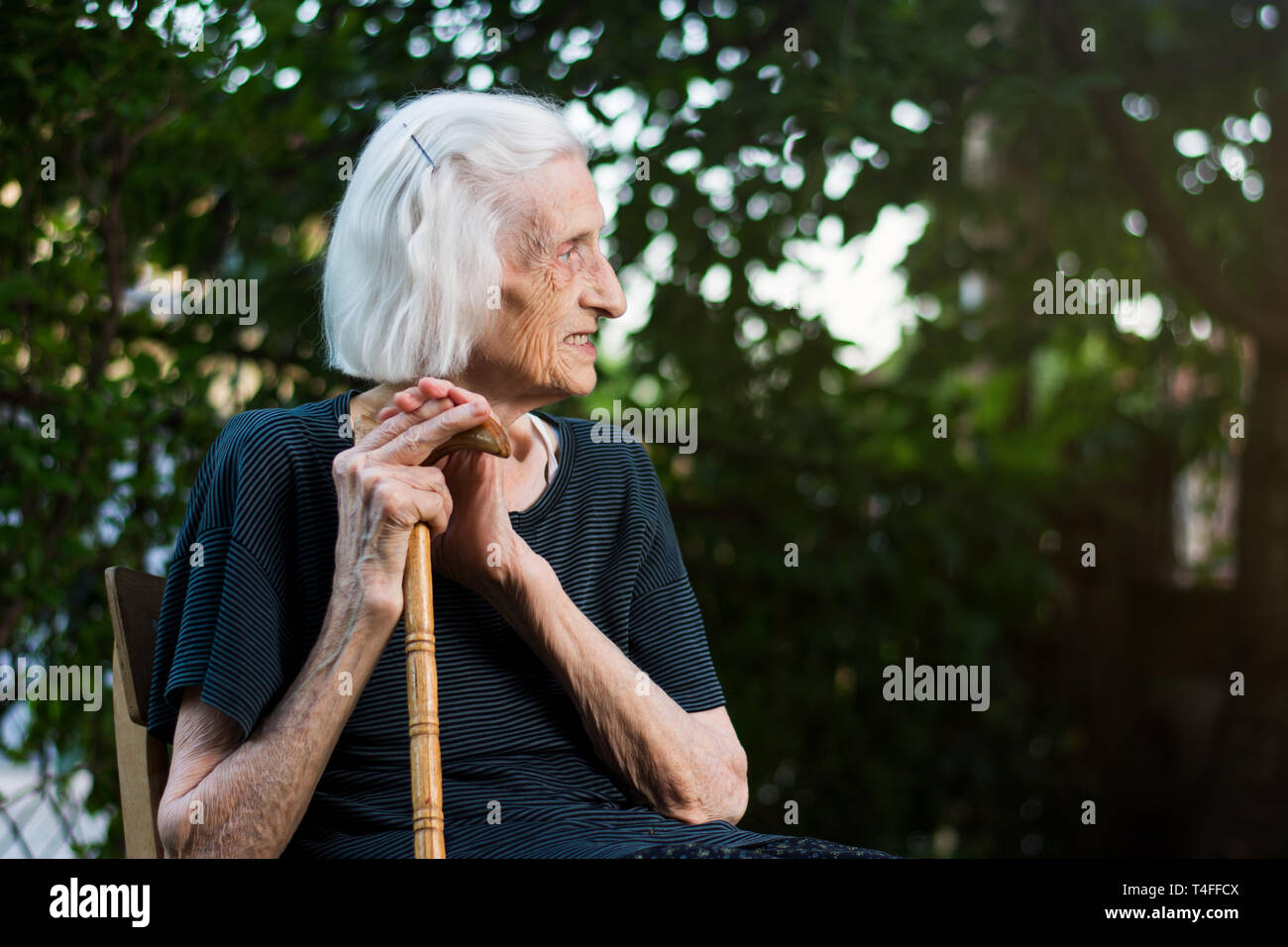 Ritratto di una donna senior con un bastone da passeggio all'aperto Foto Stock