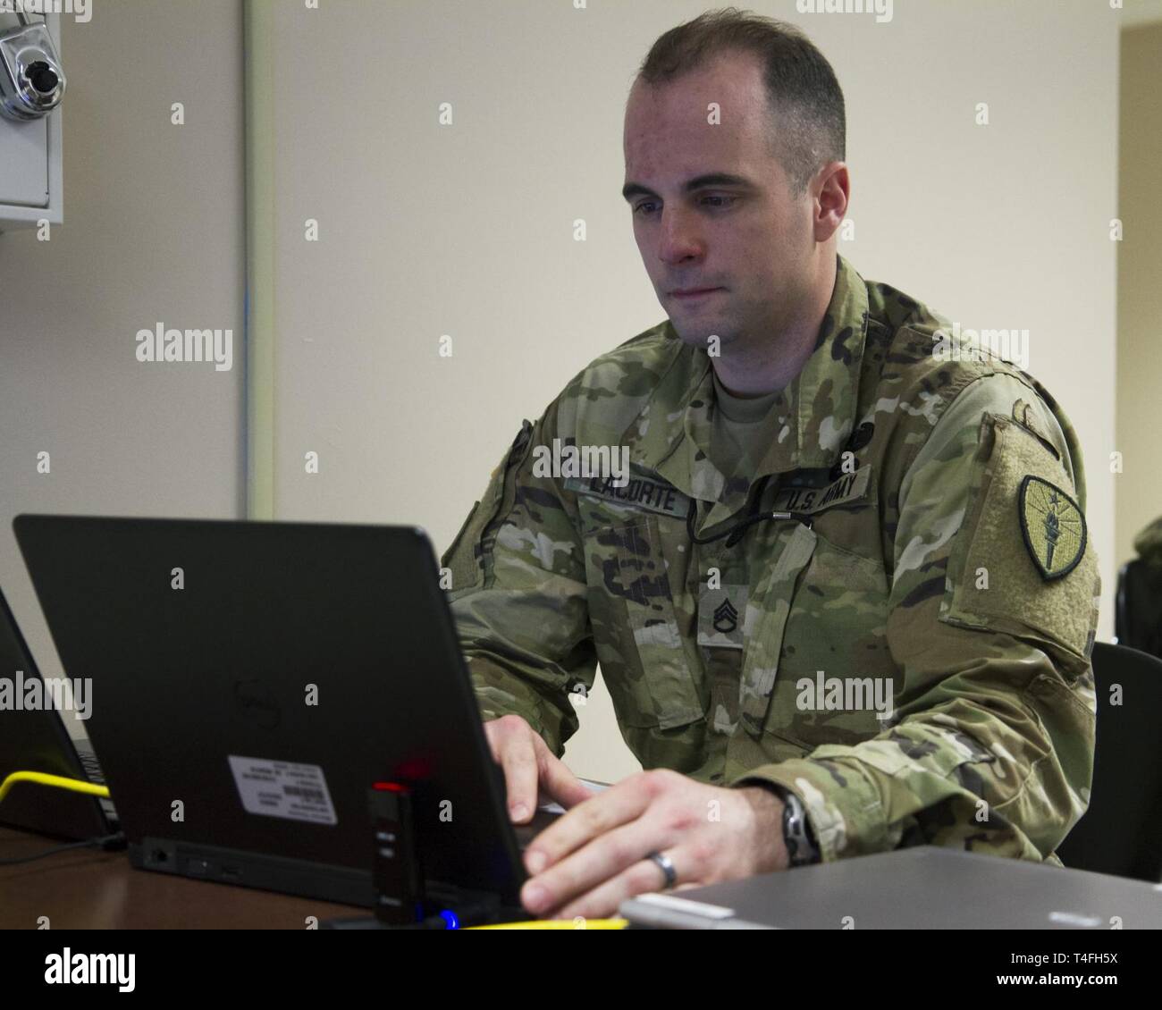 Il personale Sgt. Samuel LaCorte di Indianapolis, Ind. Indiana la forza comune sede del Quartier Generale di studi di stacco lo schermo del suo computer durante la porzione di formazione di Cyber scudo 2019 a Camp Atterbury, Ind. Aprile 8, 2019. Cyber Shield è un esercito nazionale Guard-sponsorizzato esercizio che riunisce più di 800 soldati, aviatori, e civili provenienti da 40 Stati e territori in treno a fianco di partner di settore e mettere alla prova la loro abilità in risposta a cyber incidenti. Foto Stock