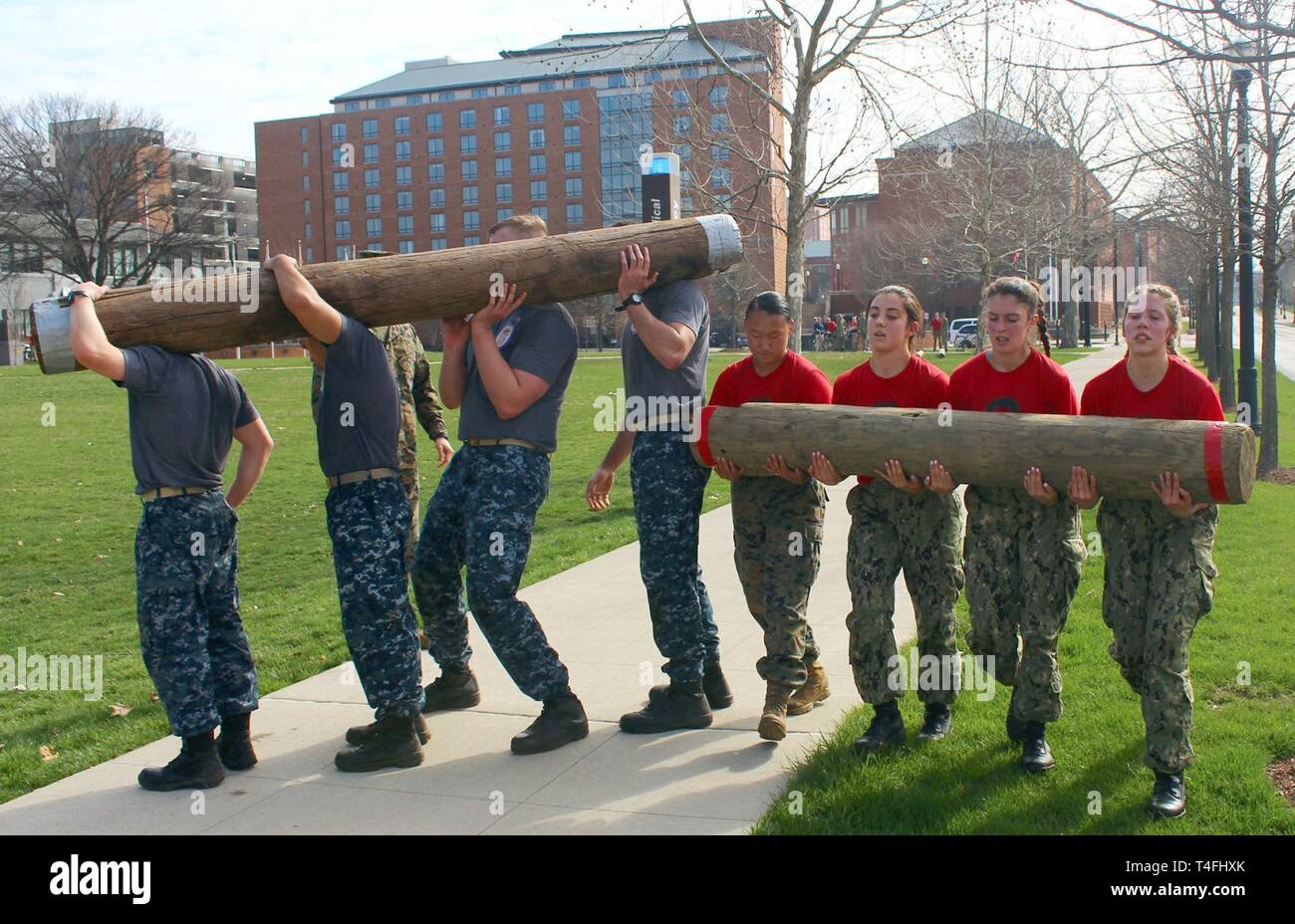 COLUMBUS, Ohio - Riserva navale addestramento ufficiali Corps (NROTC) femmina aspiranti guardiamarina dall'Ohio State University (OSU) manovra passato maschio NROTC aspiranti guardiamarina presso la Northwestern University in Ohio State il campus. Più di 300 NROTC concorrenti degli studenti e membri del personale da otto università del Midwest viaggiato a OSU per partecipare alla seconda edizione di Buckeye NROTC Invitational. (Brevetto statunitense n. S. Navy Foto Stock