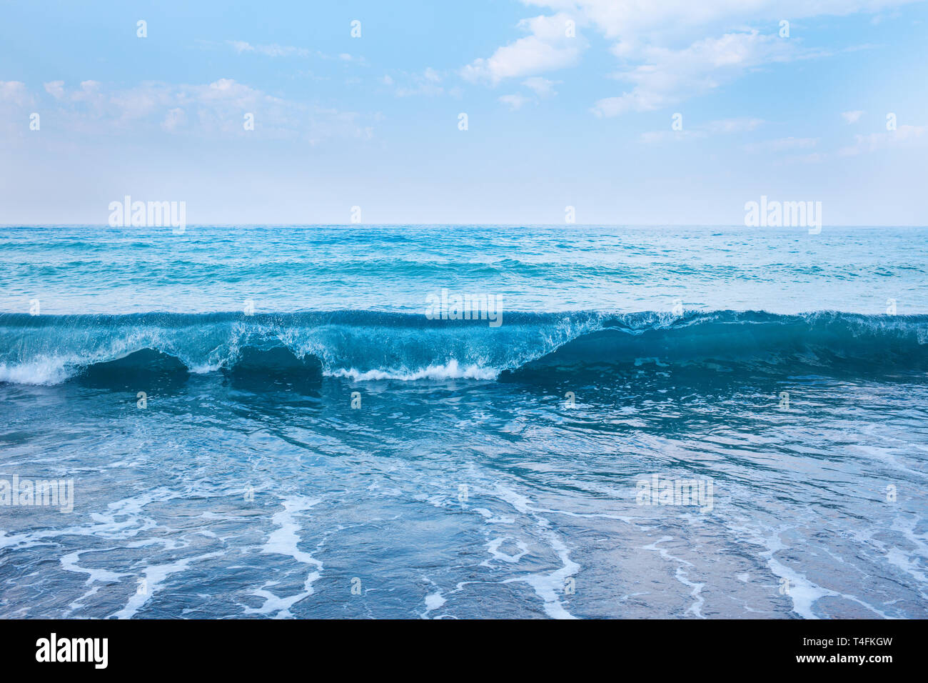 Bellissima vista di schizzi onde blu vicino alla spiaggia. Foto Stock