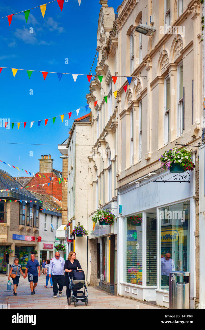 11 giugno n2018: St Austell, Cornwall, Regno Unito - People shopping in Fore Street. Foto Stock