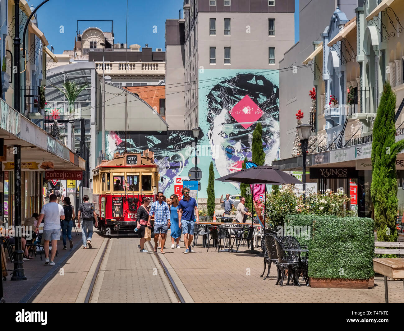 3 gennaio 2019: Christchurch, Nuova Zelanda - Regent Street nel centro di Christchurch, con caffè all'aperto e negozi di specialità e i tram rou Foto Stock