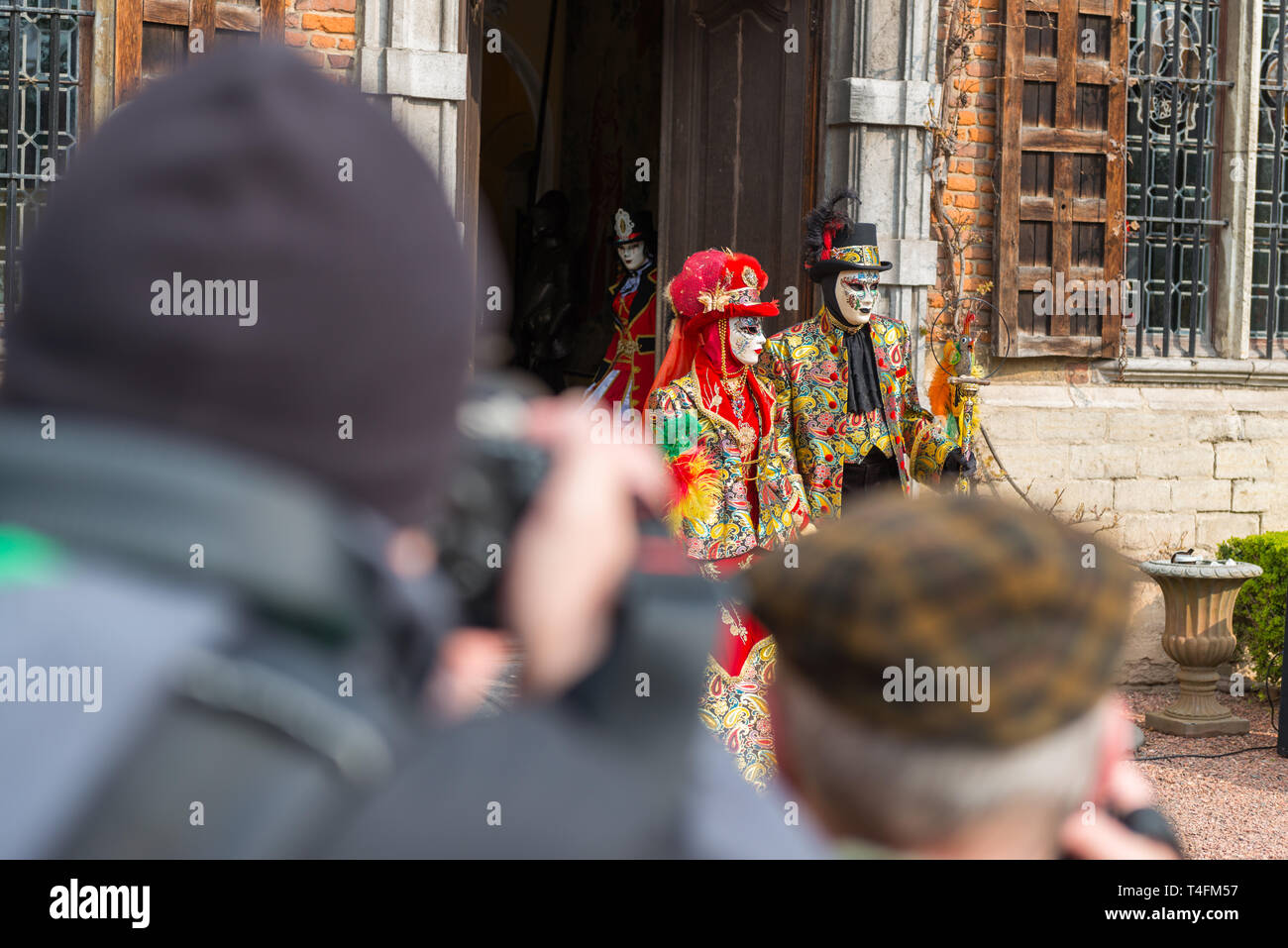 Fotografi di scattare le foto della coppia mascherata modelli durante la sfilata veneziano a Floralia 2019 evento presso il castello di Grand Bigard, Bruxelles, Belgio Foto Stock