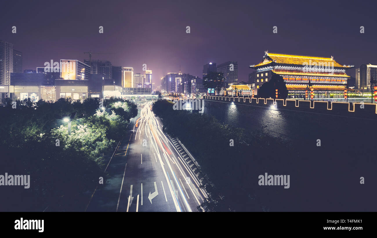 Xian skyline con parete della città di notte, dai toni di colore immagine, Cina. Foto Stock