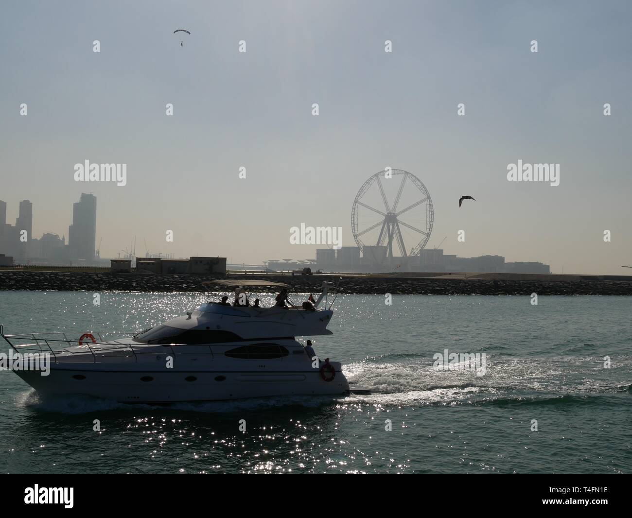 Yacht viaggio nel sole di Dubai nebuloso Foto Stock