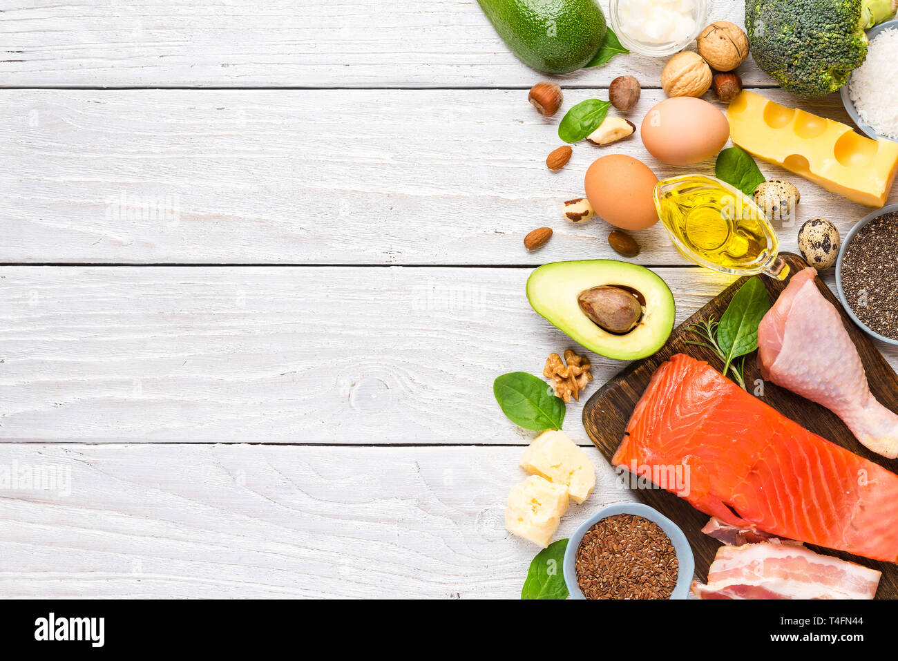 Mangiare sano cibo low carb cheto ketogenic dieta ad alto con omega 3, buoni grassi e proteine. vista superiore con spazio di copia Foto Stock