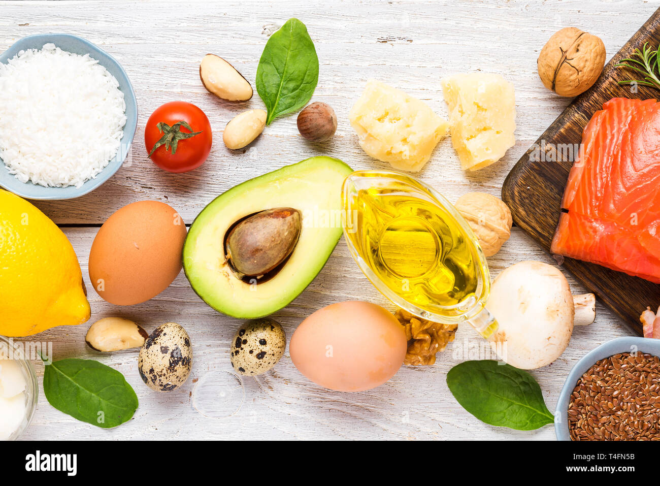 Cibo sano low carb cheto dieta ketogenic. ad alto contenuto di omega 3, buoni grassi e proteine prodotti in bianco sullo sfondo di legno. vista superiore Foto Stock