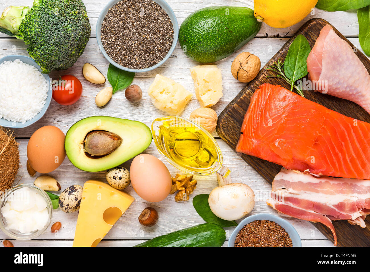 Dieta cheto concetto. Ketogenic la dieta alimentare. Equilibrato il carburatore basso background alimentare. Verdure, pesce, carne, formaggio, noci, semi su sfondo di legno. vista superiore Foto Stock