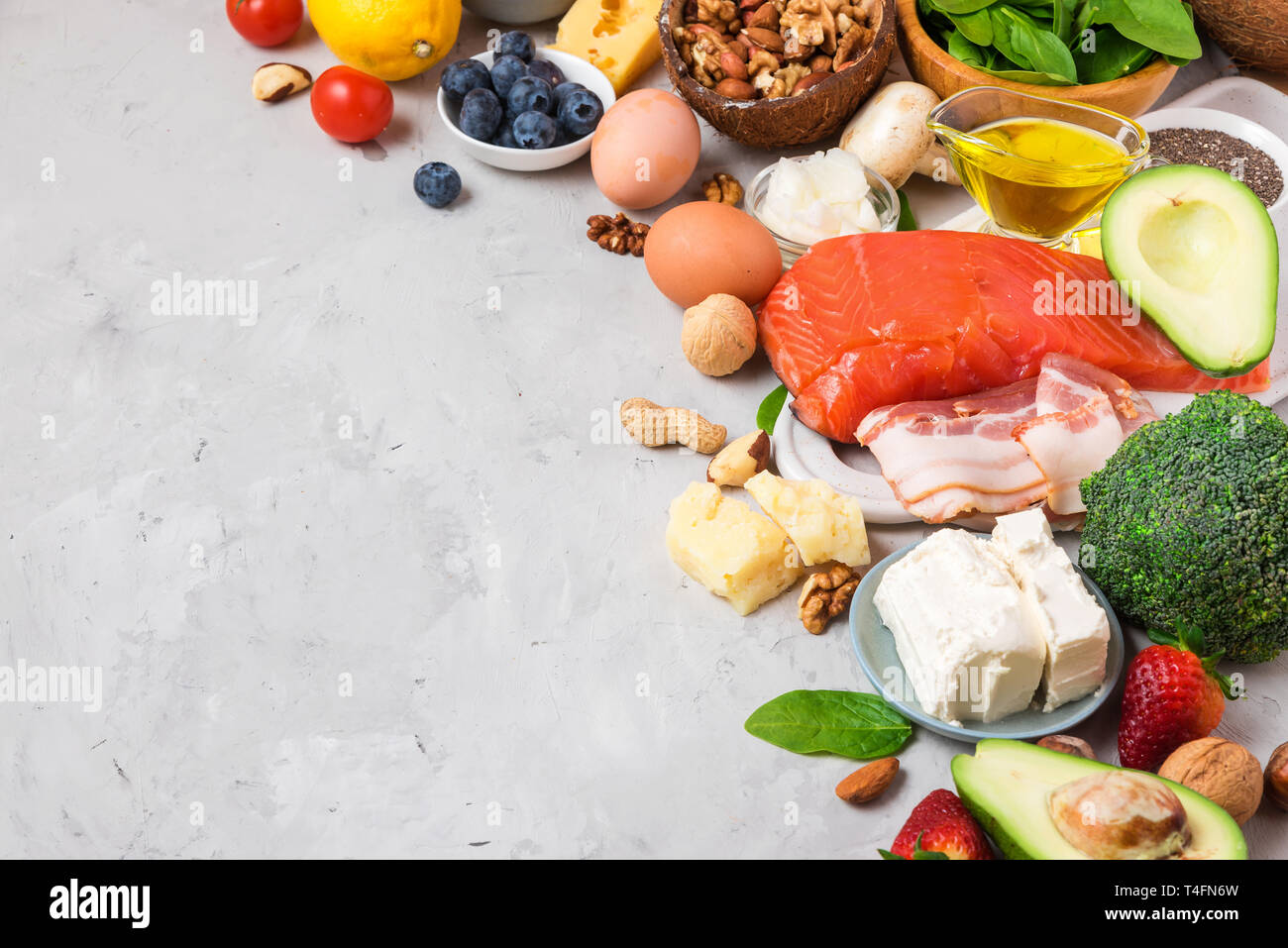 Cibo sano low carb cheto dieta ketogenic. alta buona prodotti grassi sul cemento grigio sfondo Foto Stock