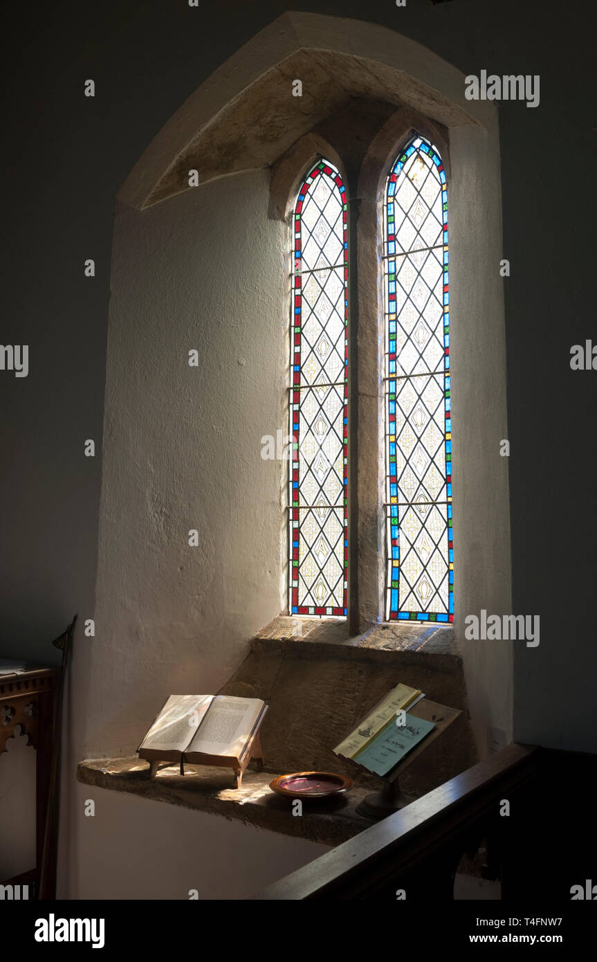 Una finestra visto dall'interno Chiesa di Sant'Anna, Epwell, Oxfordshire, England, Regno Unito Foto Stock