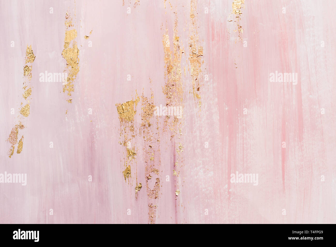 Sfondo astratto con pattern di marmo. Accenti d'oro e rosa pennellate di vernice. Foto Stock