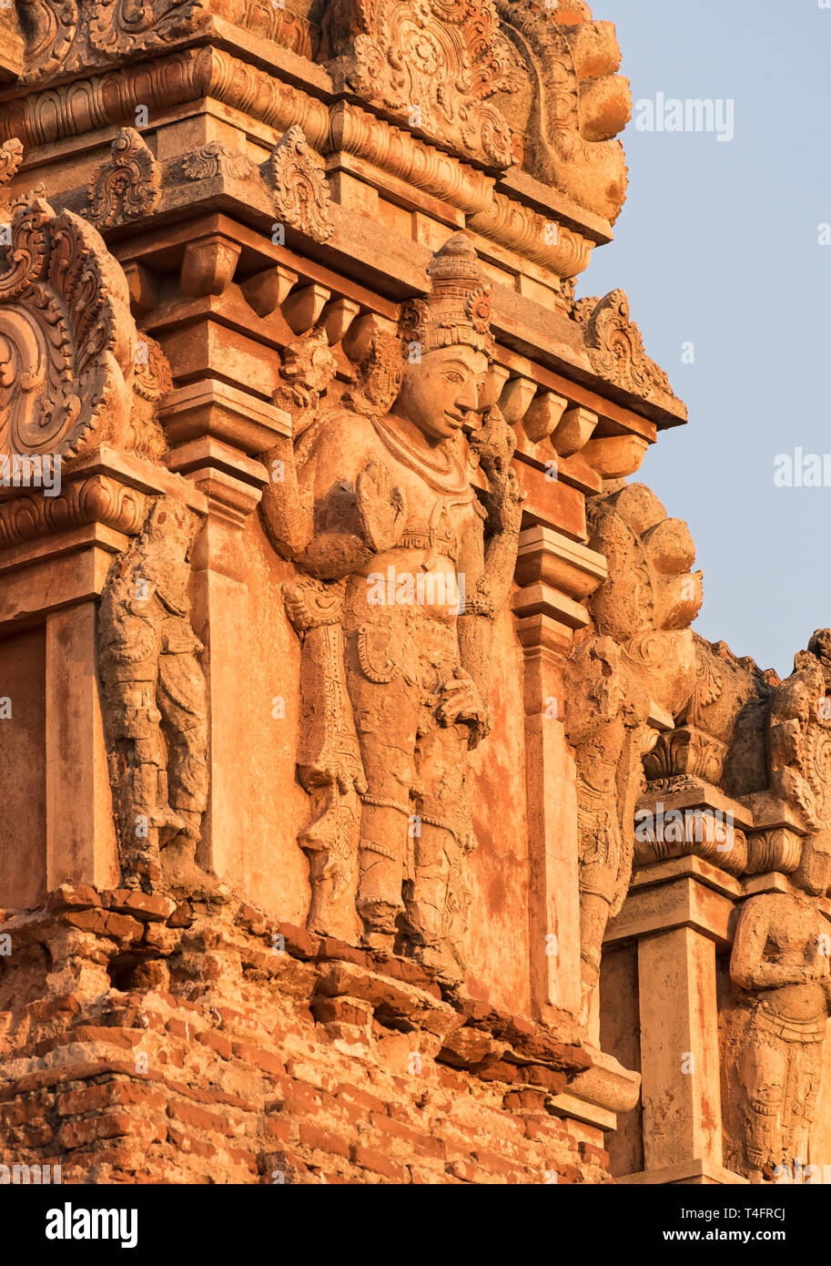 Divinità scolpita sulla facciata a Sri Krishna Temple, Hampi, India Foto Stock