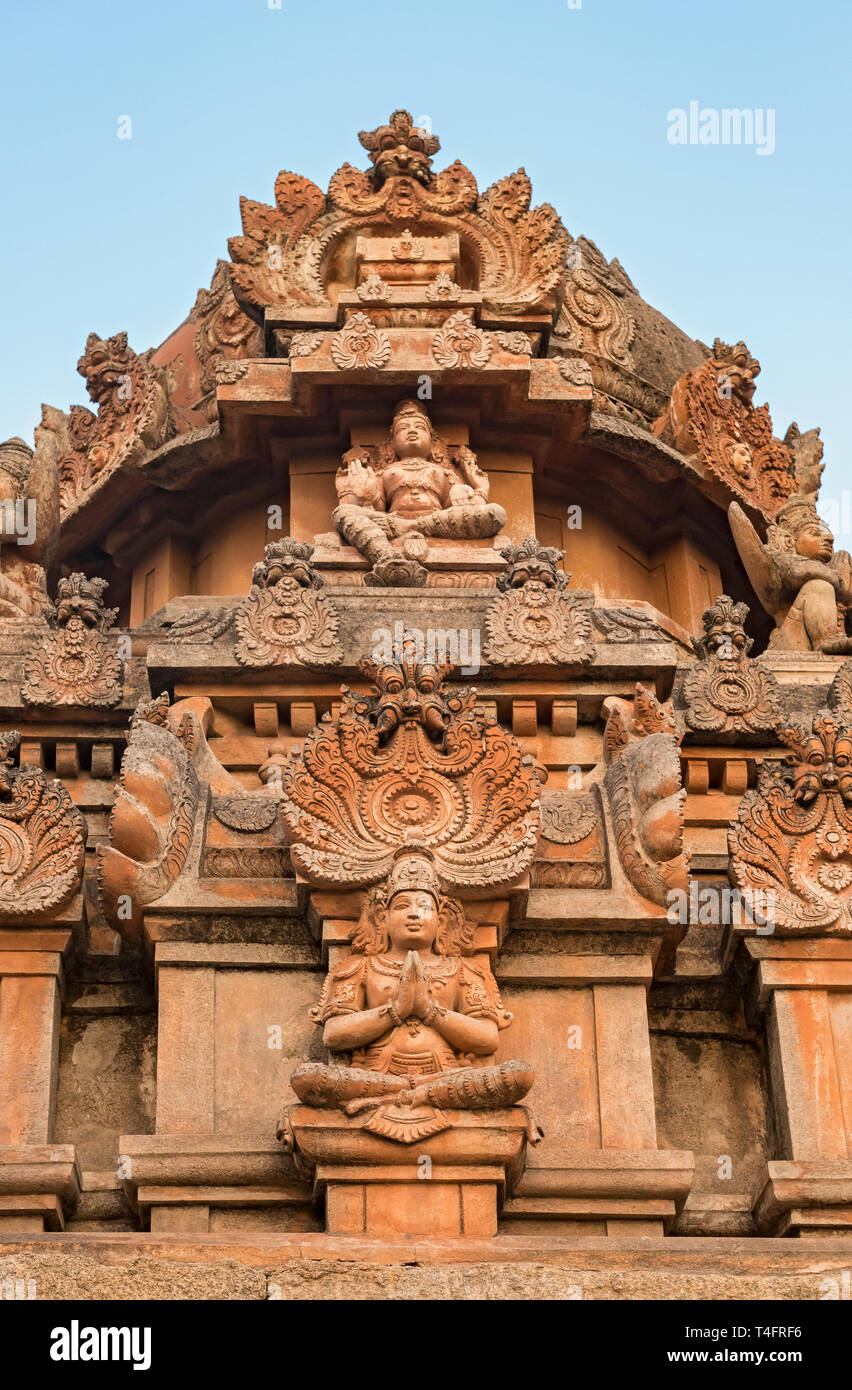 Divinità scolpita sulla facciata a Sri Krishna Temple, Hampi, India Foto Stock