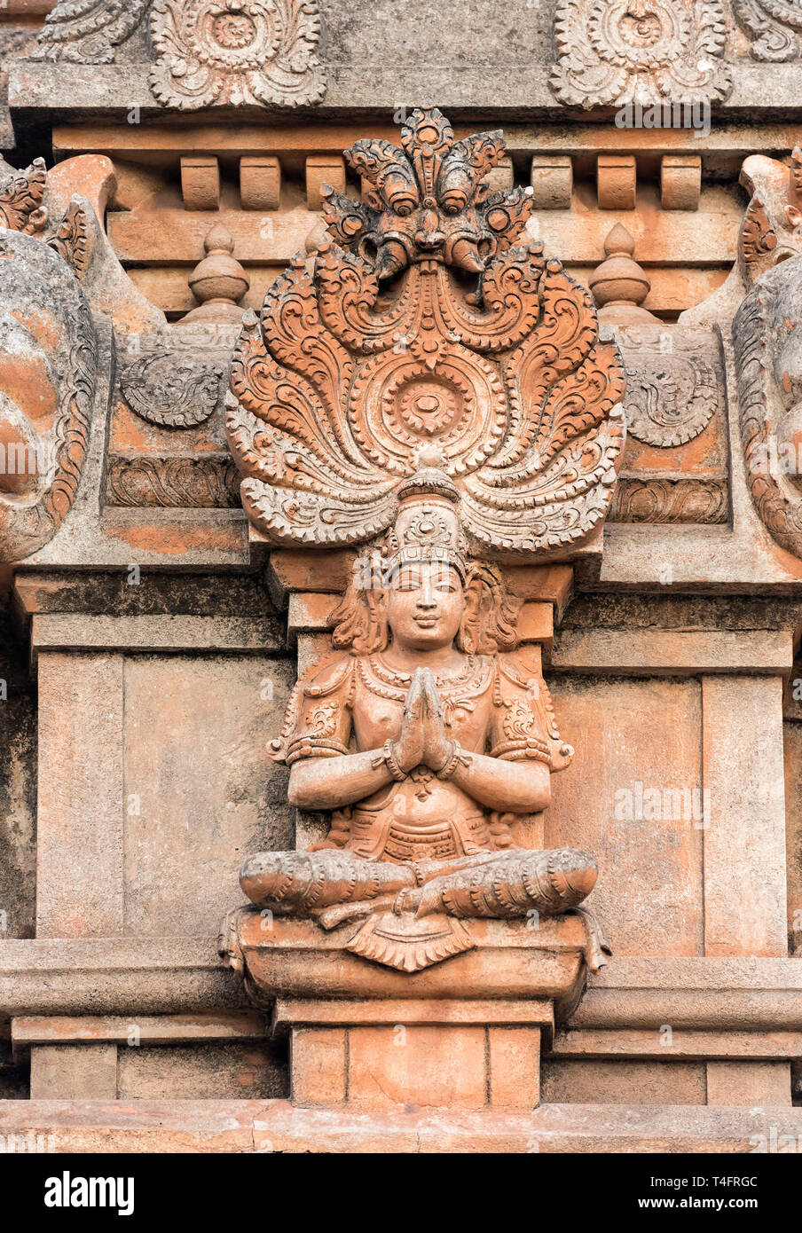 Divinità scolpita sulla facciata a Sri Krishna Temple, Hampi, India Foto Stock