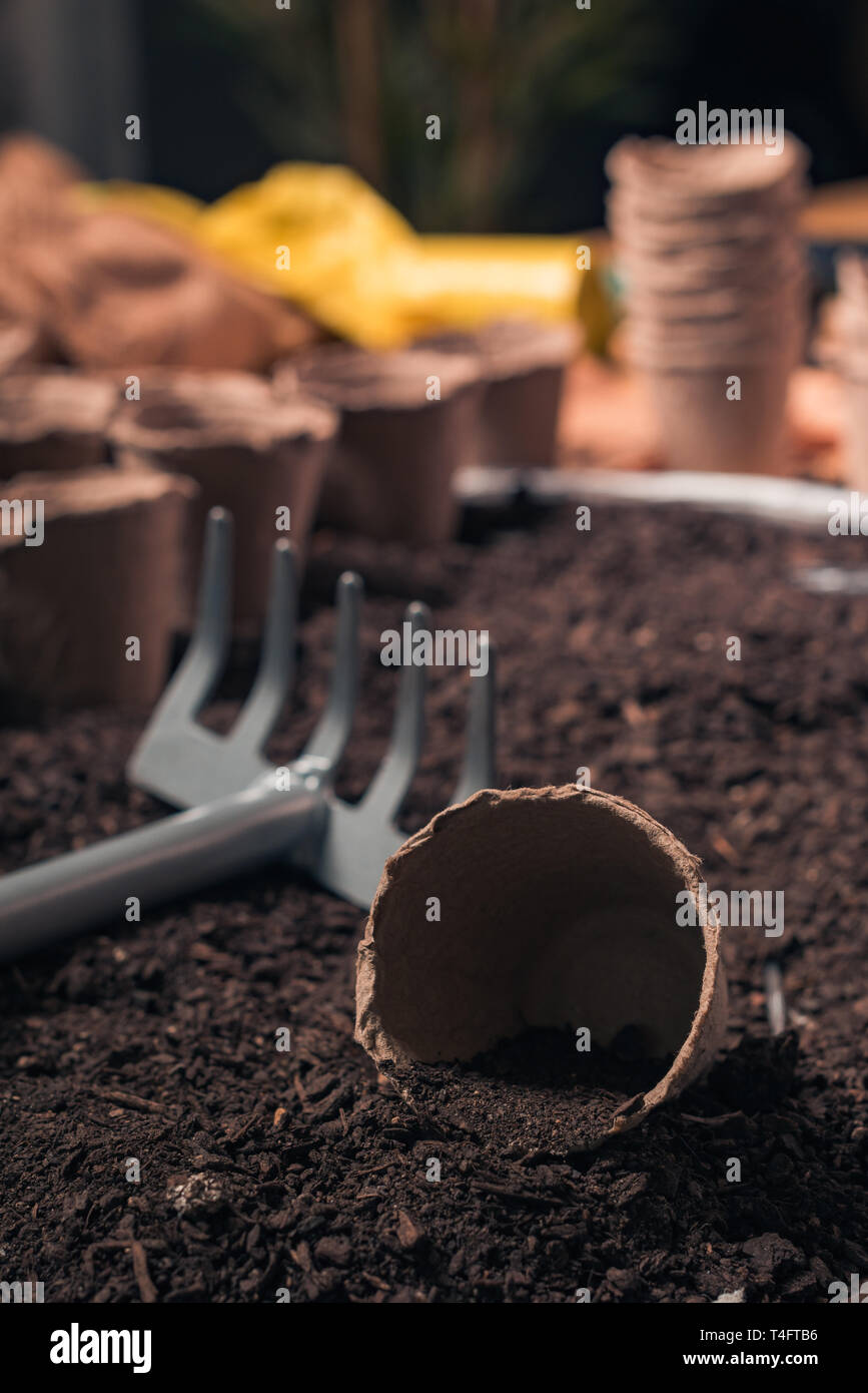 Agricoltura biologica rastrello e pentole in suolo, pronto per la semina e la piantagione di homegrown produrre stagione in primavera Foto Stock