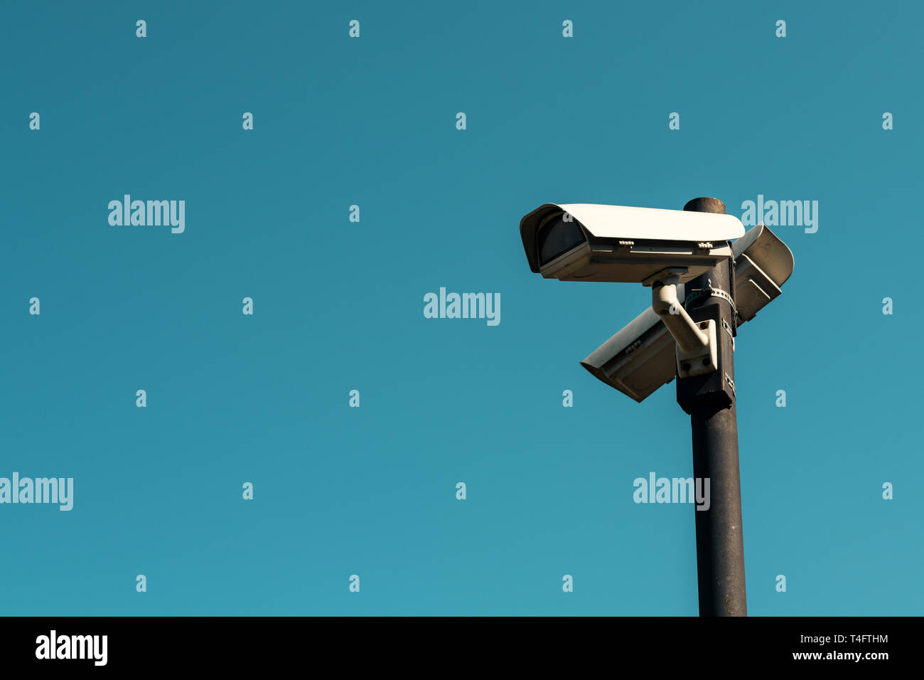 Le telecamere di sicurezza con cielo blu come sfondo, la sorveglianza e la proprietà privata della tecnologia di protezione Foto Stock