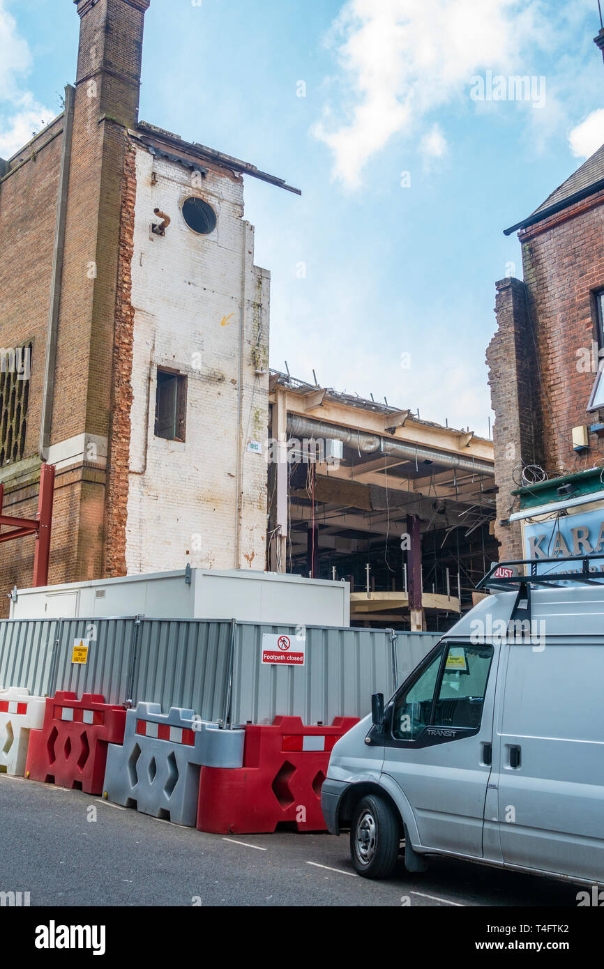 Un edificio a Luton essendo demolito Foto Stock